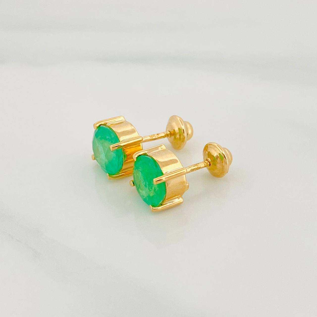 Topos Cuatro Garras Esmeraldas 2.20Qts 1.9 g / in / 6.65 mm Oro Amarillo 18K