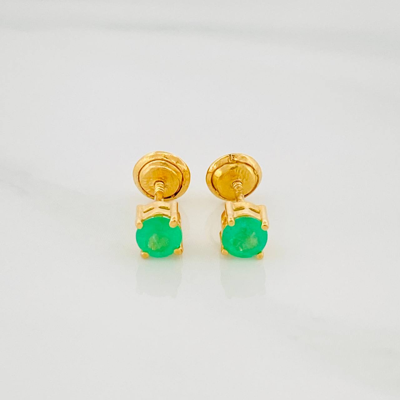 Topos Cuatro Garras Esmeraldas 33Pts 0.8 g / in / 3.52 mm Oro Amarillo 18K