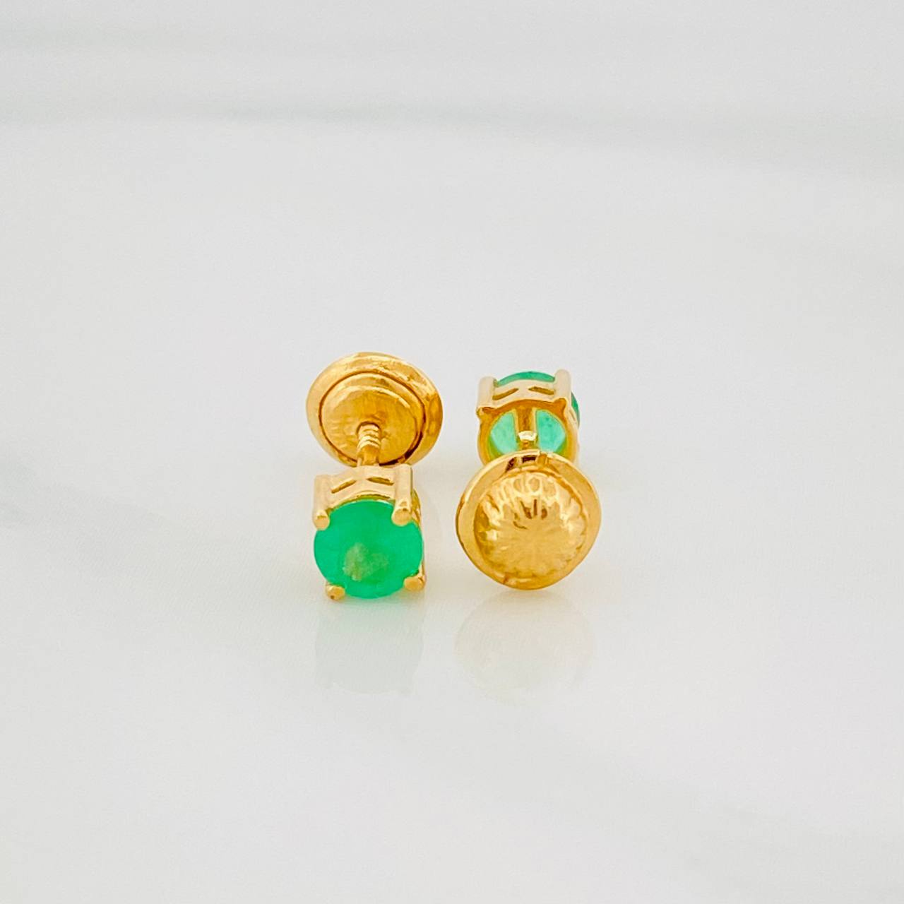 Topos Cuatro Garras Esmeraldas 33Pts 0.8 g / in / 3.52 mm Oro Amarillo 18K