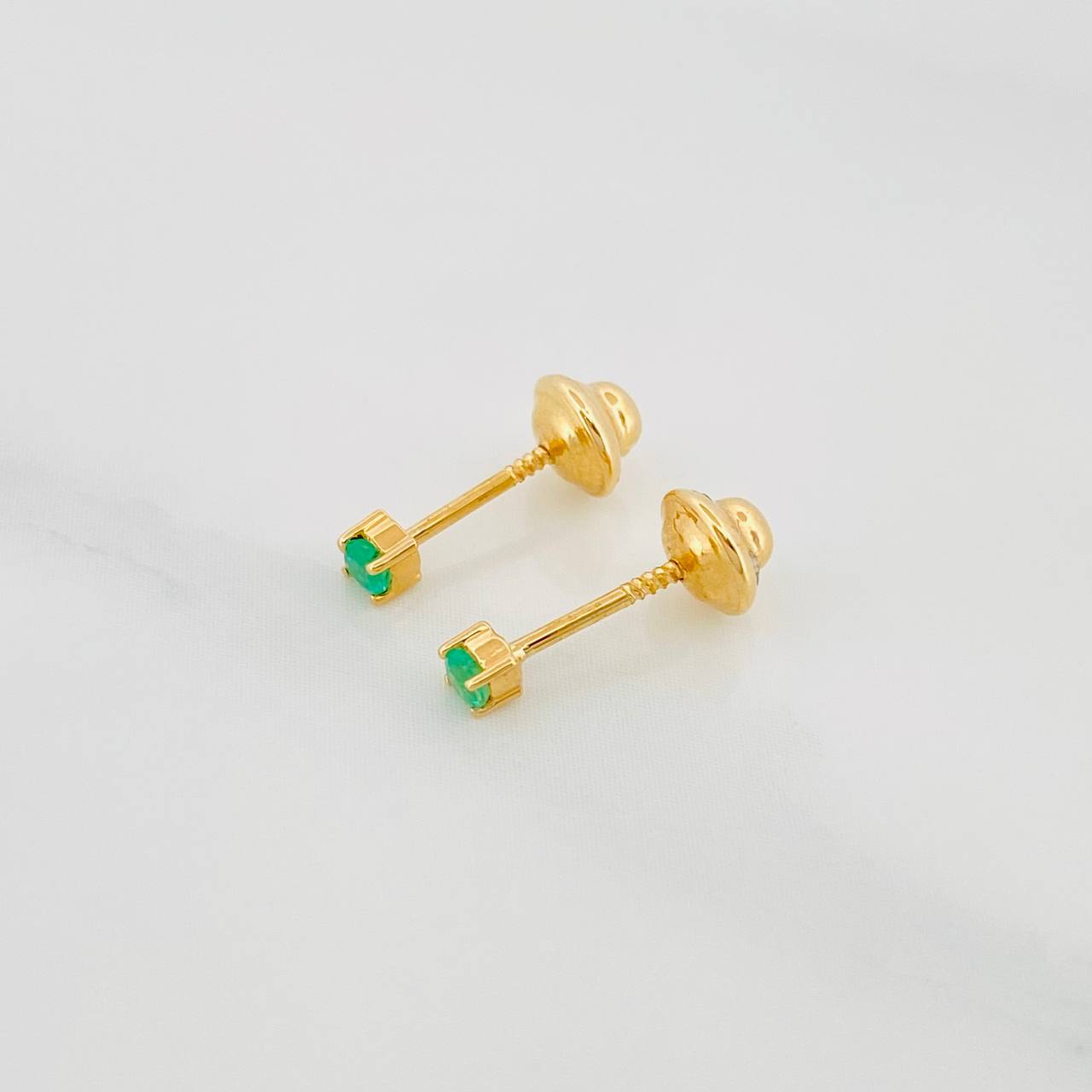 Stud Earrings Four Prongs Emeralds 09Pts 0.55 g / in / 2.2 mm Yellow Gold 18K