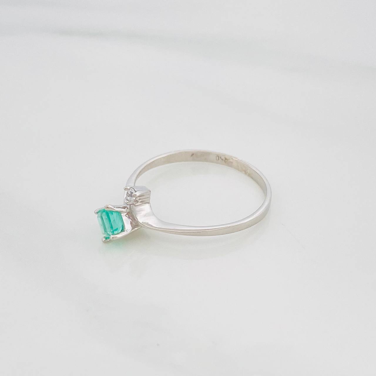 Emerald Rhombus Ring 22 Pts 1 g / T6 1/2 Silver 925