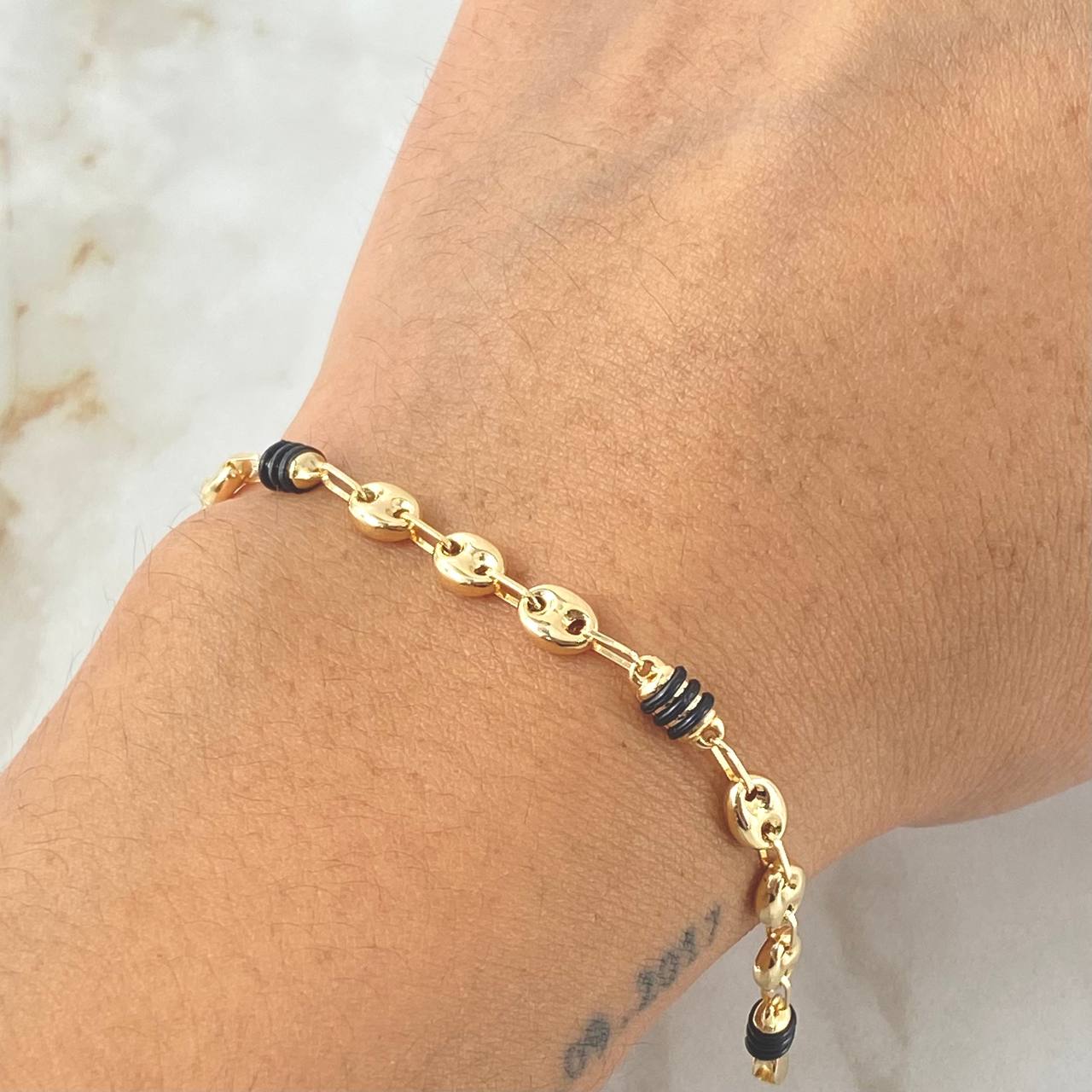 Bracelet Gc Barrel Black Rubbers 3.15gr / 8 in / 4.5mm 18K Yellow Gold ©