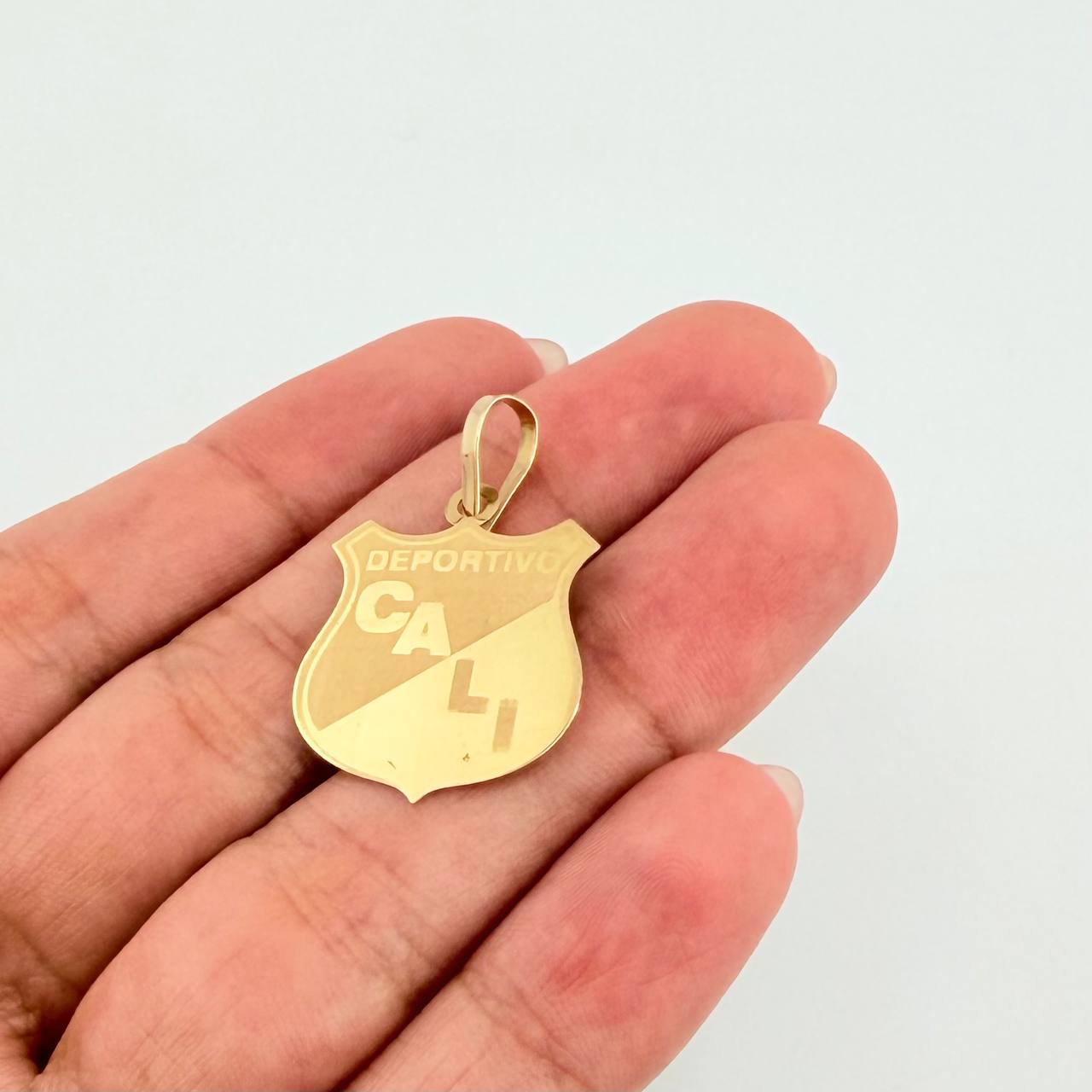 Dije Escudo Deportivo Cali 1.2gr / 3/4 in / Oro Amarillo 18K ©
