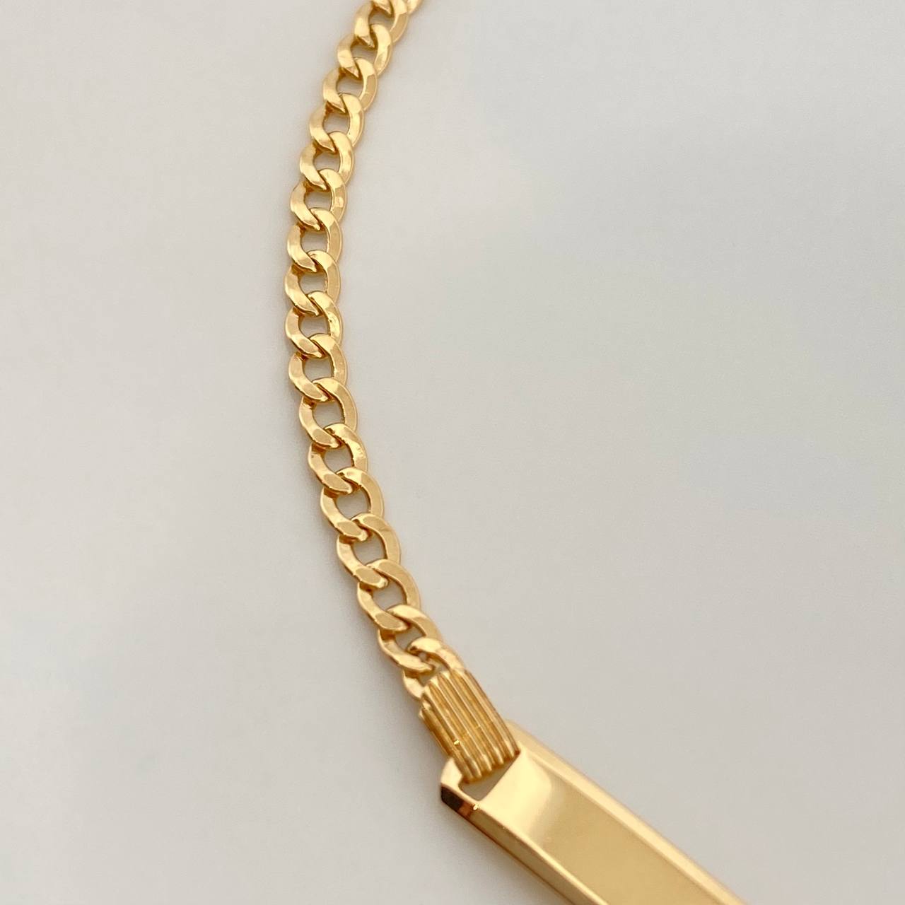 Pulso Placa Cubana 1.8gr / 6 1/4 in / 1mm Oro Amarillo +1 18K %