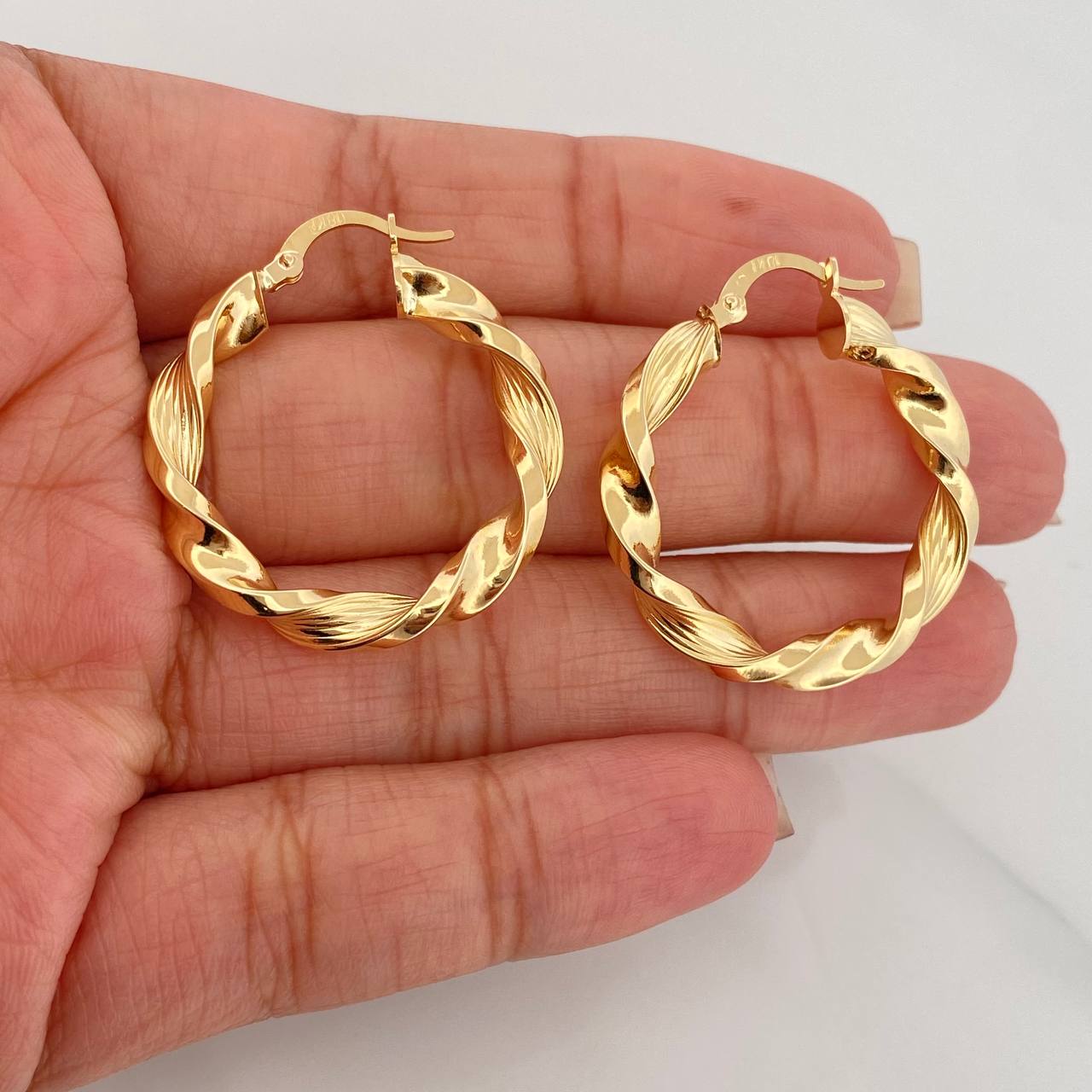 Hoop Earrings Jenn 3.95 g / 1 1/4 in 18K Yellow Gold