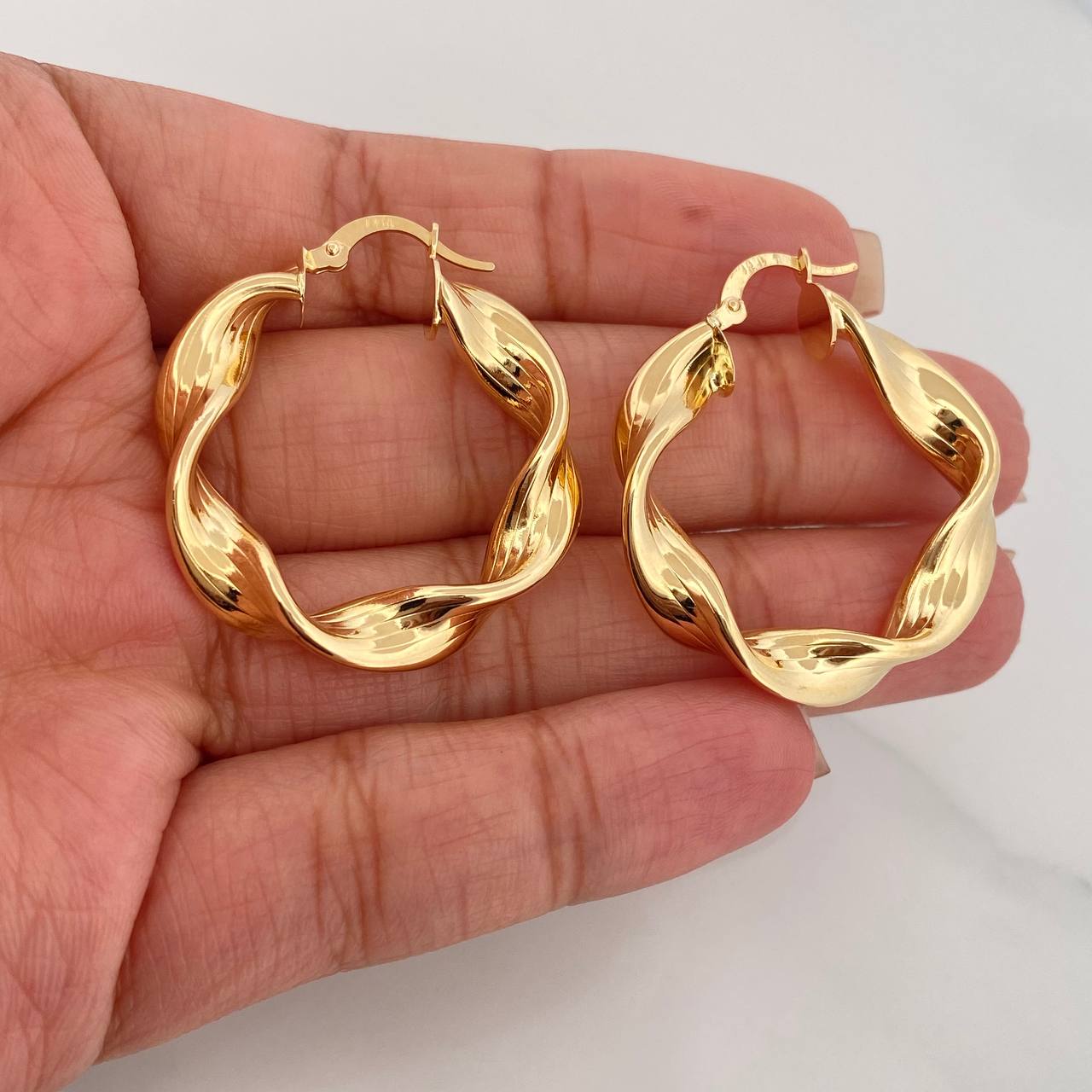 Candongas Demi Rayadas 5.75 g / 1 1/2 in Oro Amarillo 18K