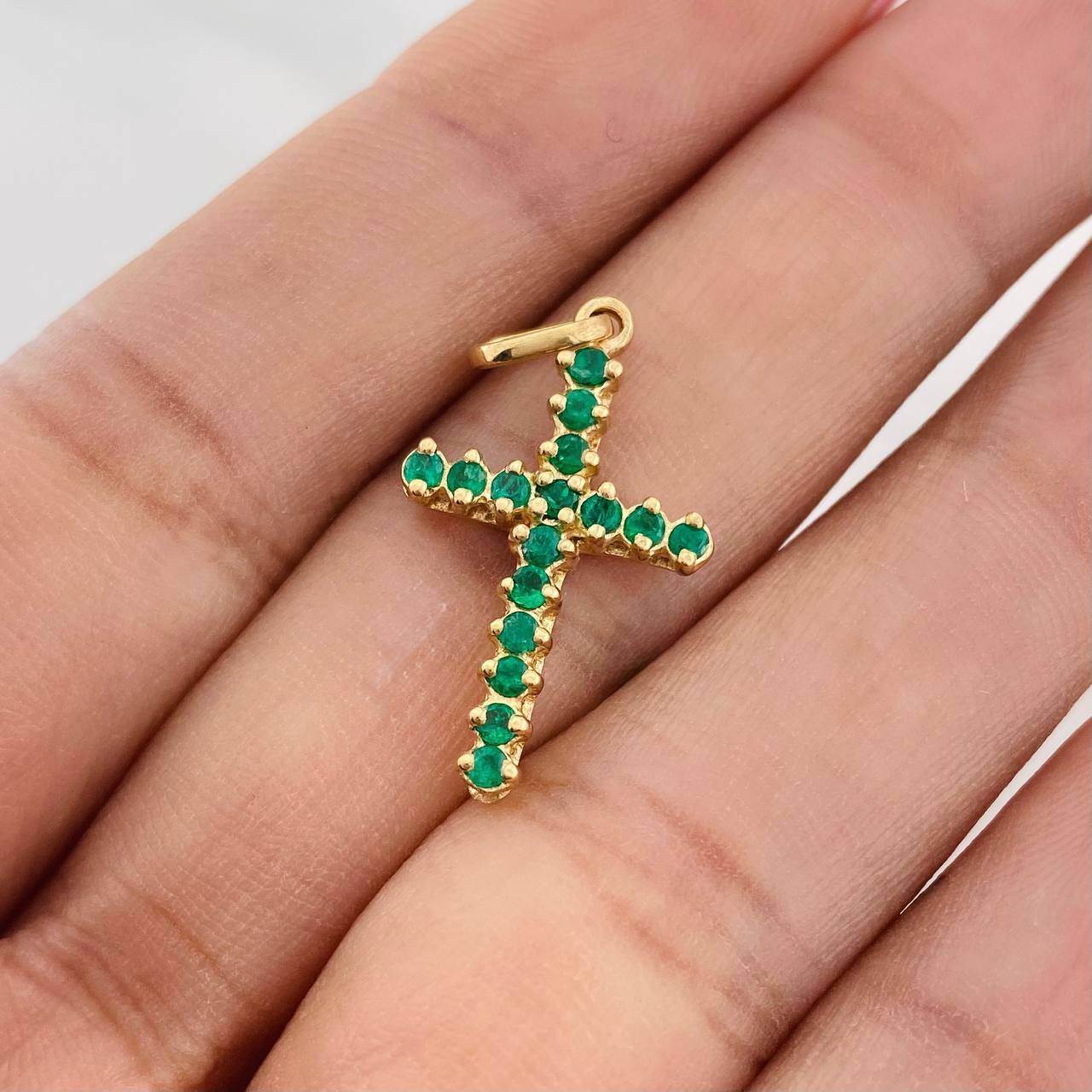 Pendant Dense Cross Emeralds 32pts 1.85g / 1 1/4 in 18K Yellow Gold