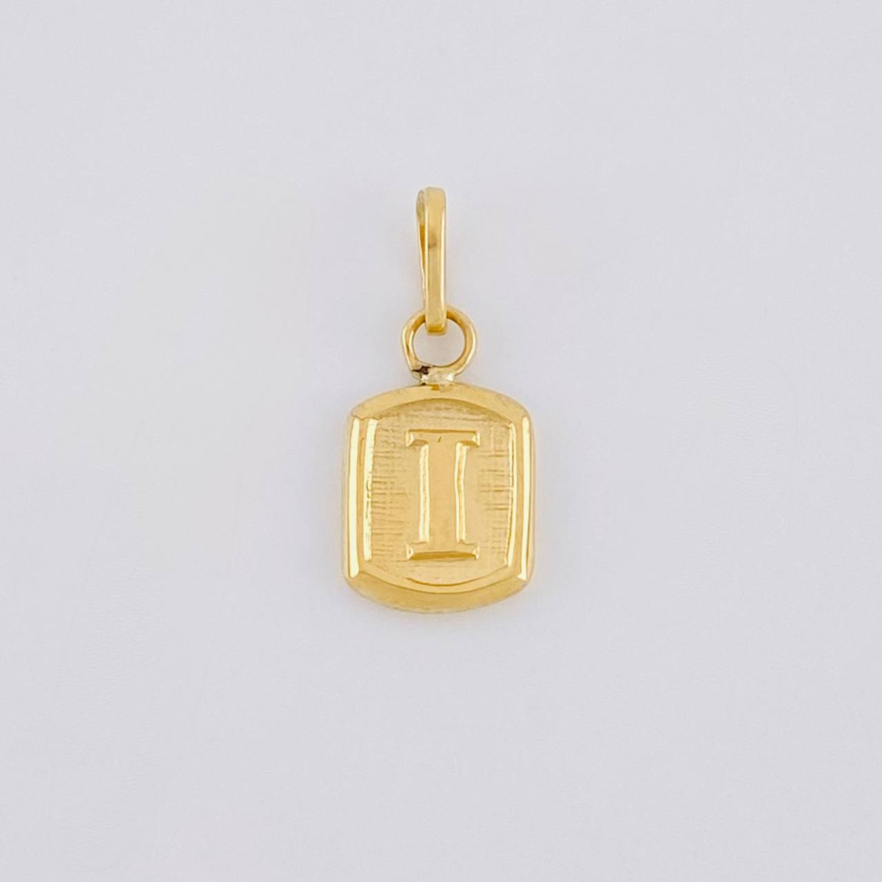 Dije Letra I 0.35g / 1/2 in Oro Amarillo 18K