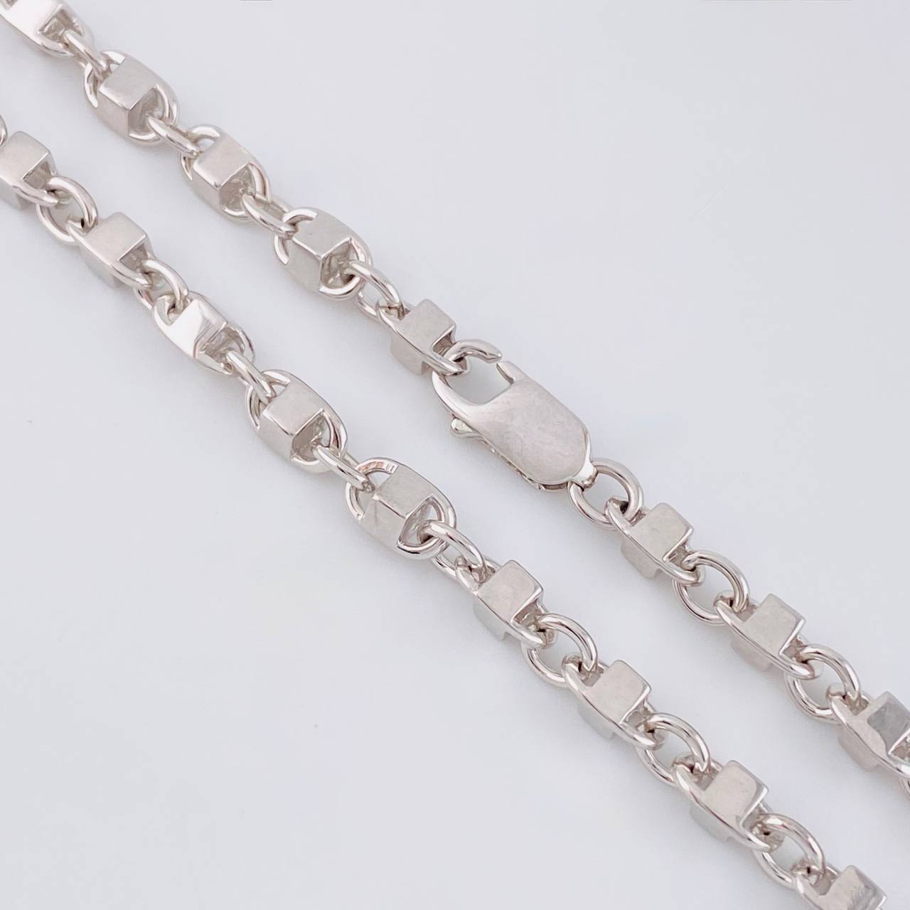 Cadena Rustica Cubica 43g / 26 in / 4.9mm Oro Blanco 18K