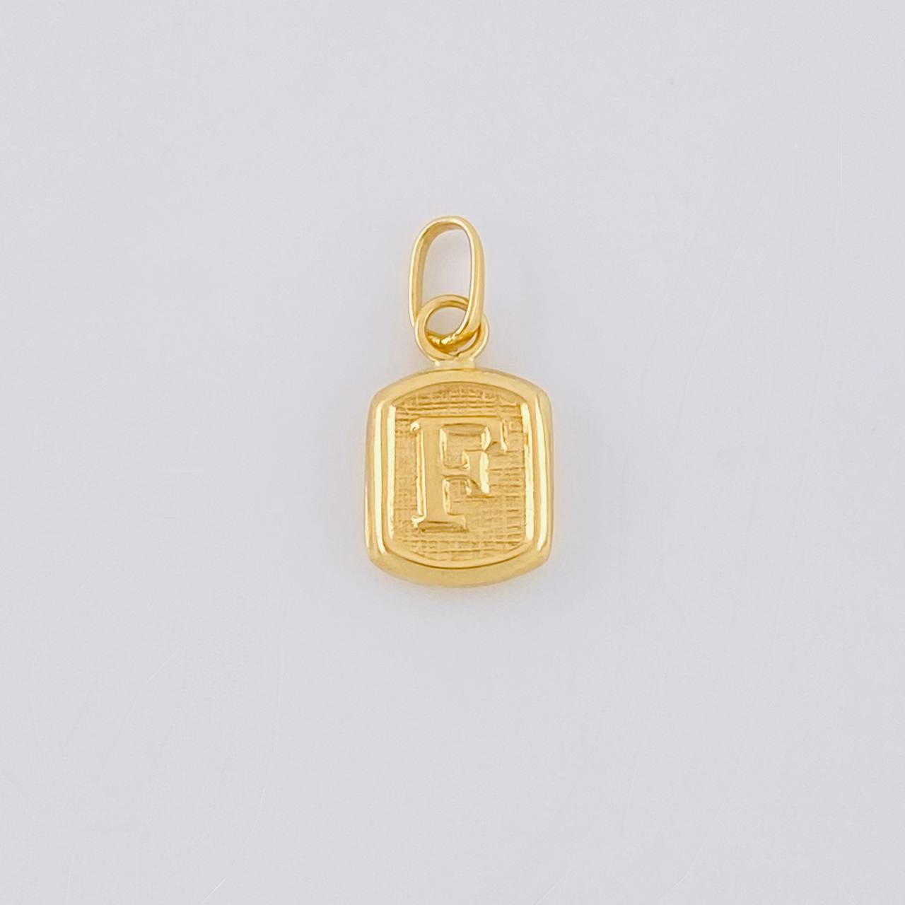 Dije Letra F 0.3g / 1/2 in Oro Amarillo 18K