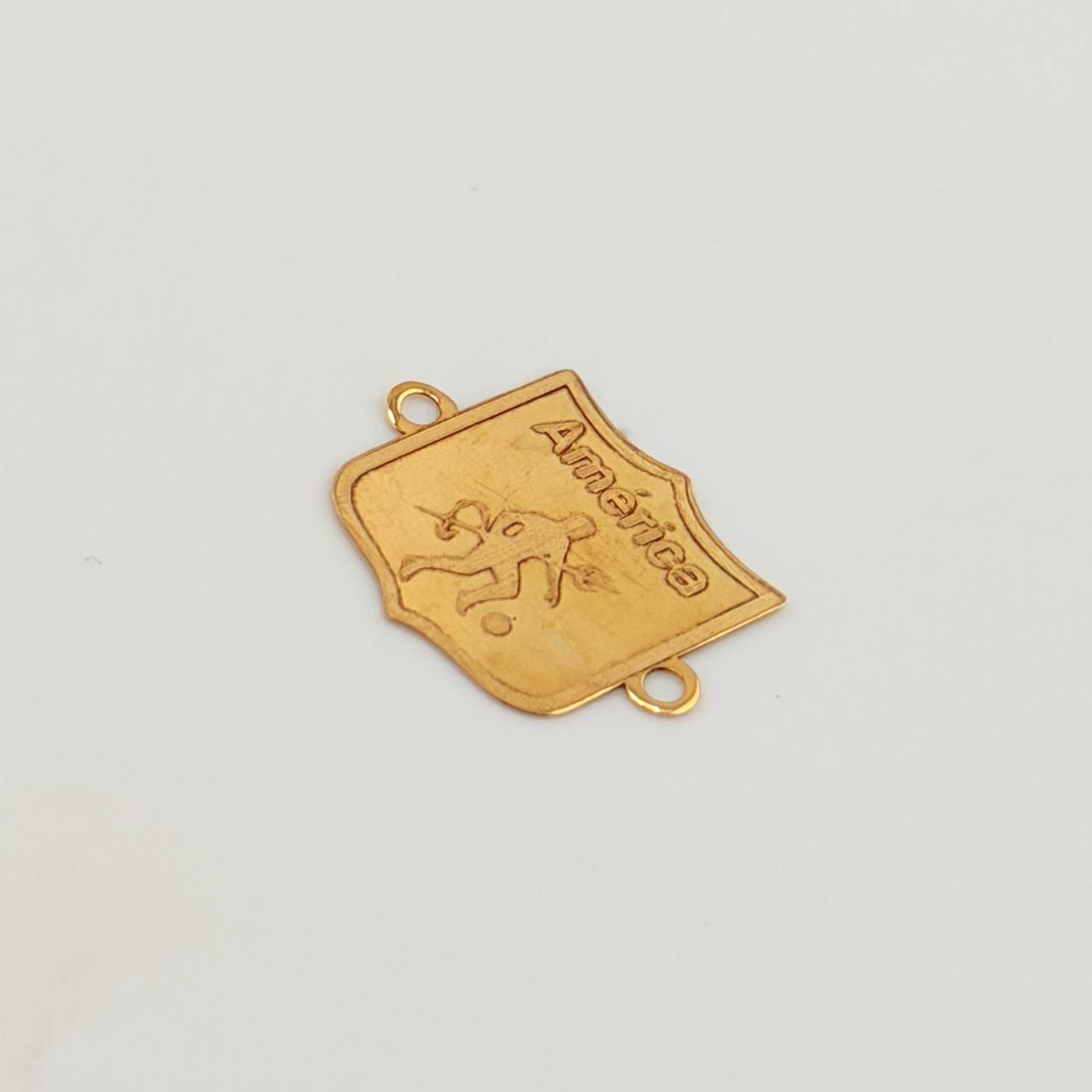 Charm Deportivo America Shield 0.6gr / 1 in / 18K Yellow Gold ©