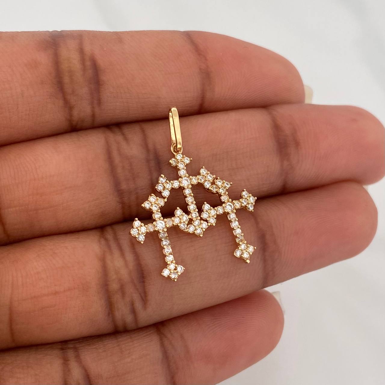 Dije Tres Cruces 1.5gr / 1 in / Oro Amarillo 18K %