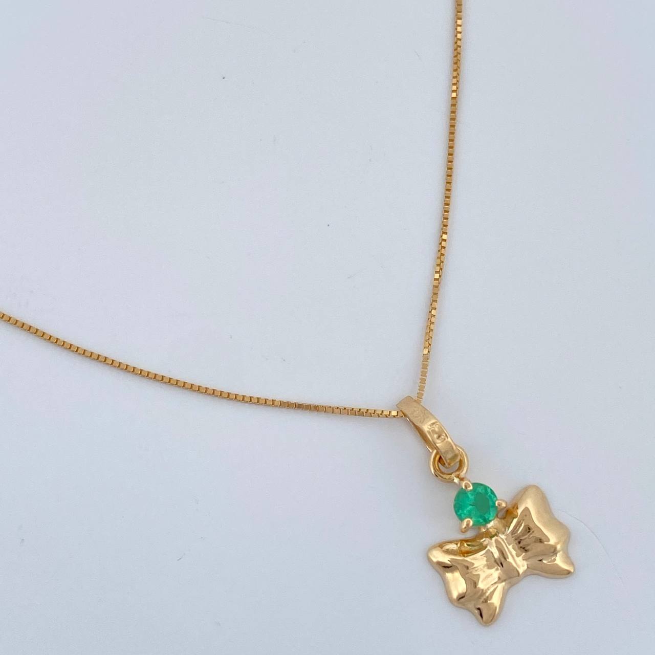 Set Cadena y Dije Veneciana + Dije Moño Esmeralda 1.3gr / 17 3/4 in / 0.4mm Oro Amarillo 18K (joya)%