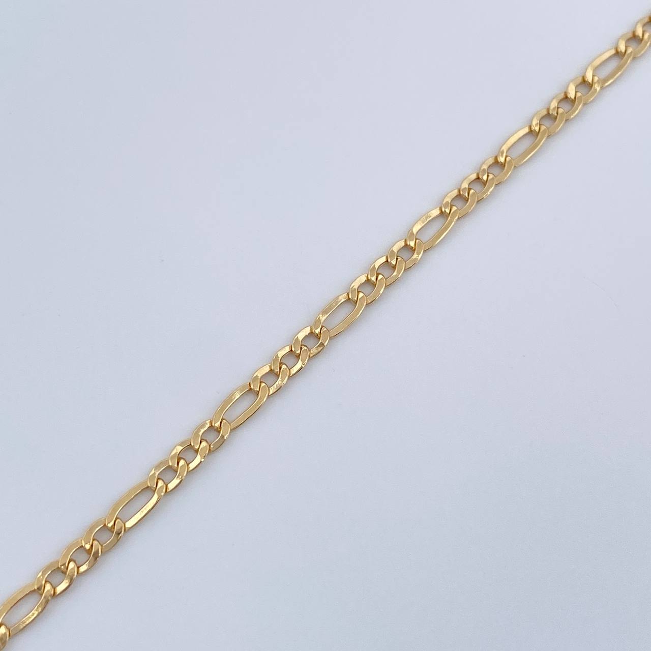 Pulso Figaro 1.3gr / 6 3/4 in / 2.3mm Oro Amarillo +1 18K %