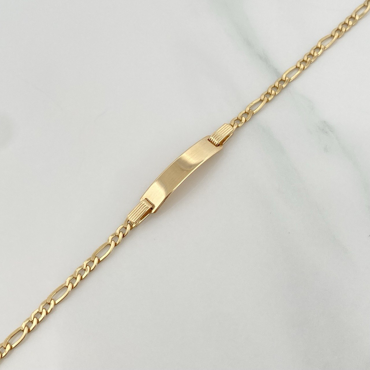 Pulso Placa Figaro 1.55gr / 6 1/4 in / 1.7mm Oro Amarillo +1 18K &