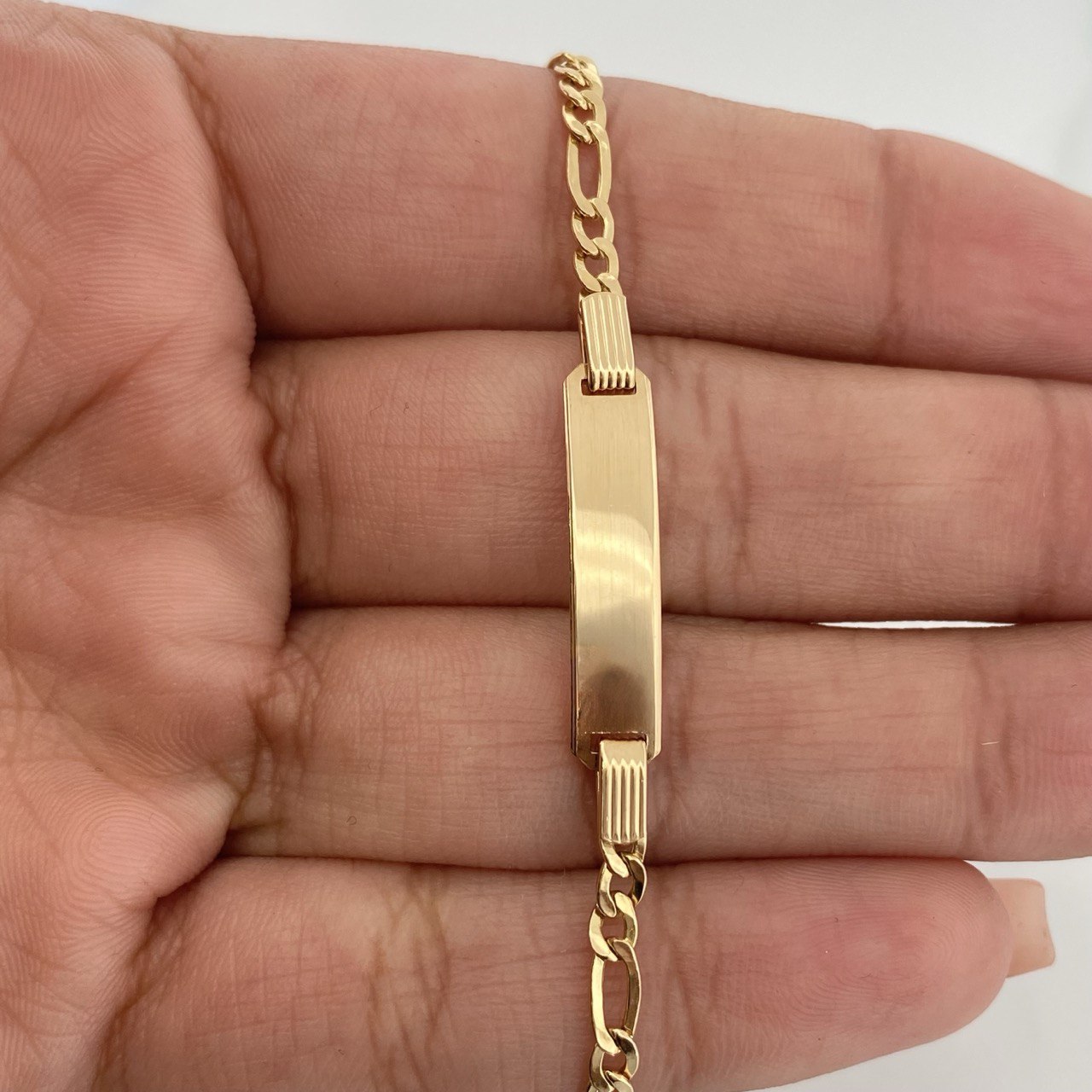 Pulso Placa Figaro 1.55gr / 6 1/4 in / 1.7mm Oro Amarillo +1 18K &