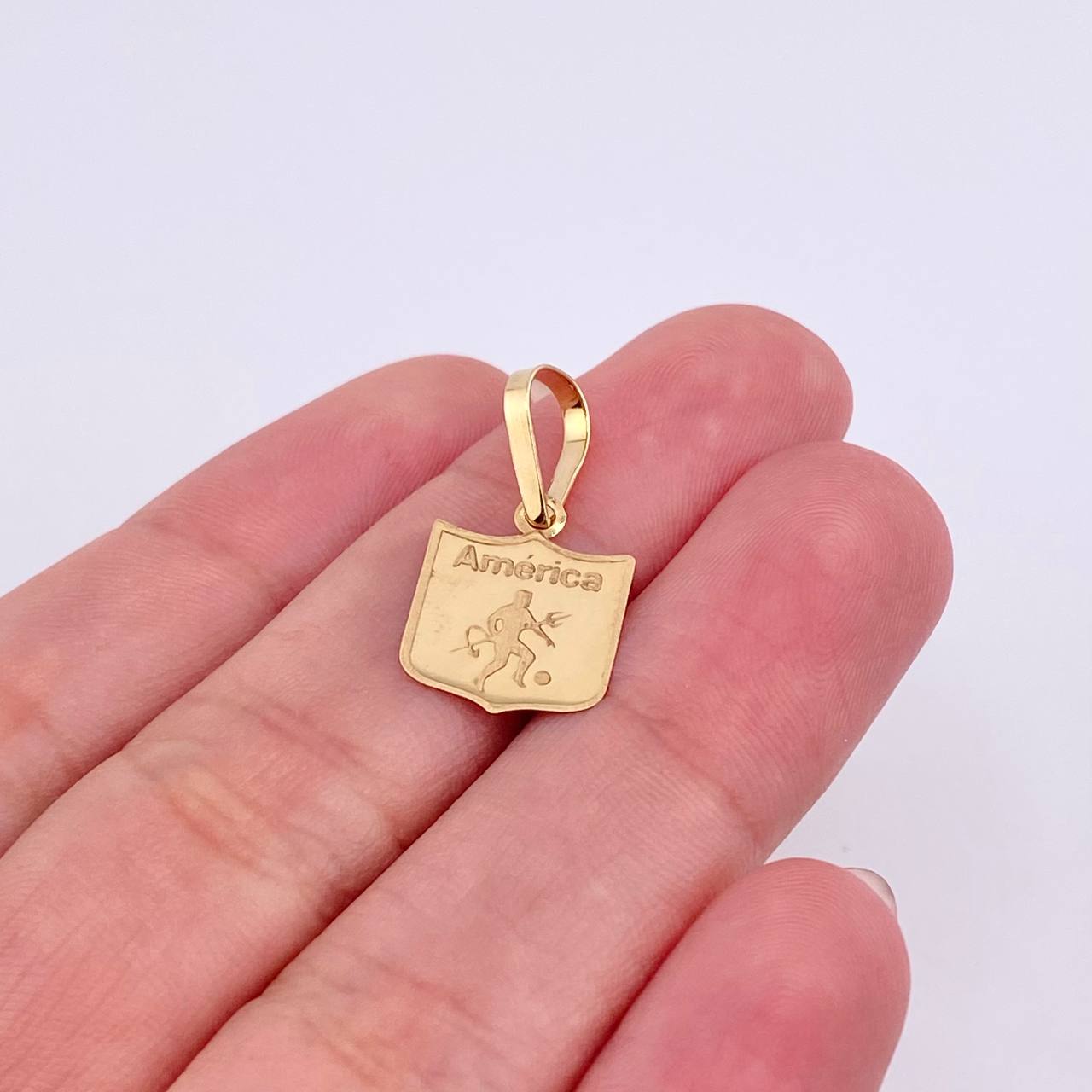 Dije Deportivo America 0.55gr / 3/4 in / Oro Amarillo 18K