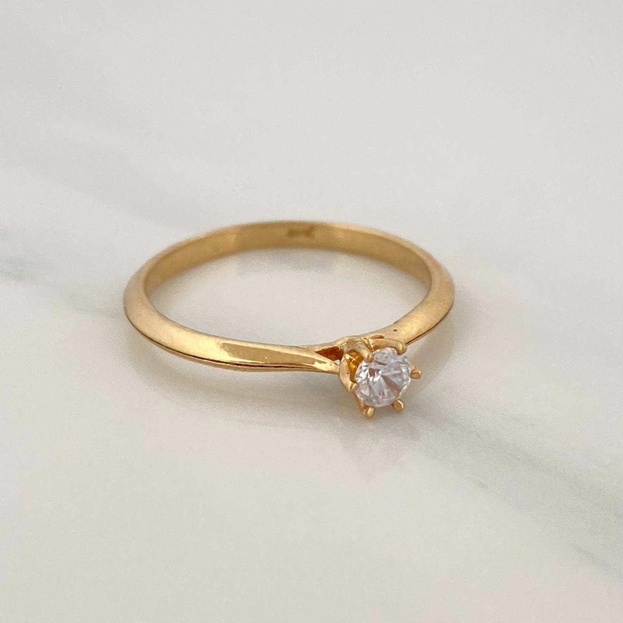 Anillo Solitario Puente 1.65gr / T5 1/2 / Oro Amarillo 18K $