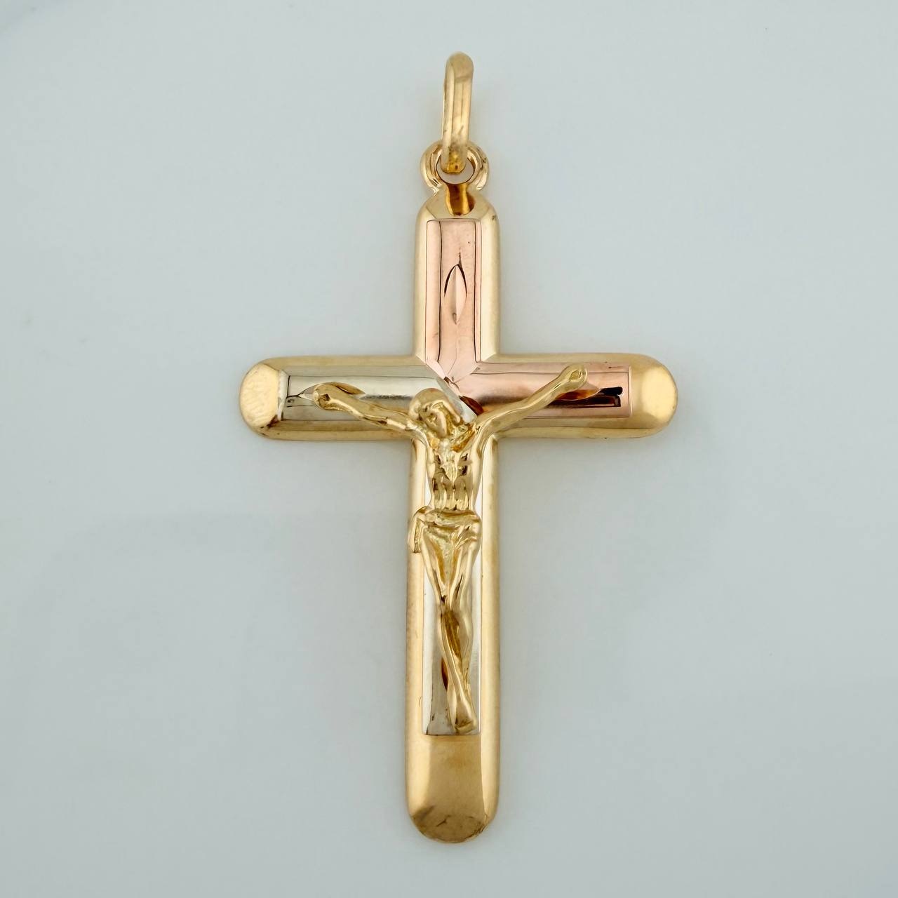 Dije Cruz Cristo 5.75gr / 2 in / Tres Oros  18K $