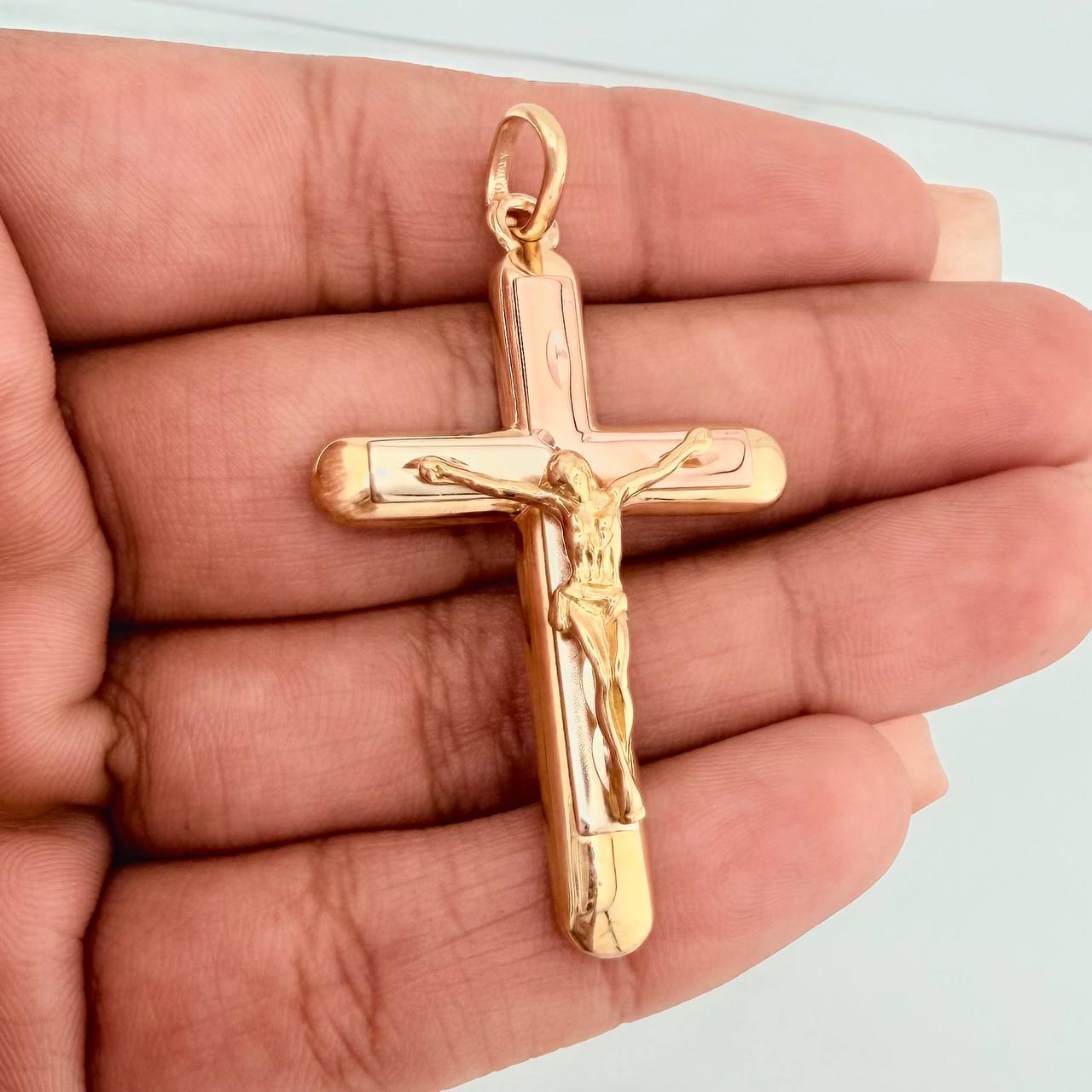Dije Cruz Cristo 5.75gr / 2 in / Tres Oros  18K $