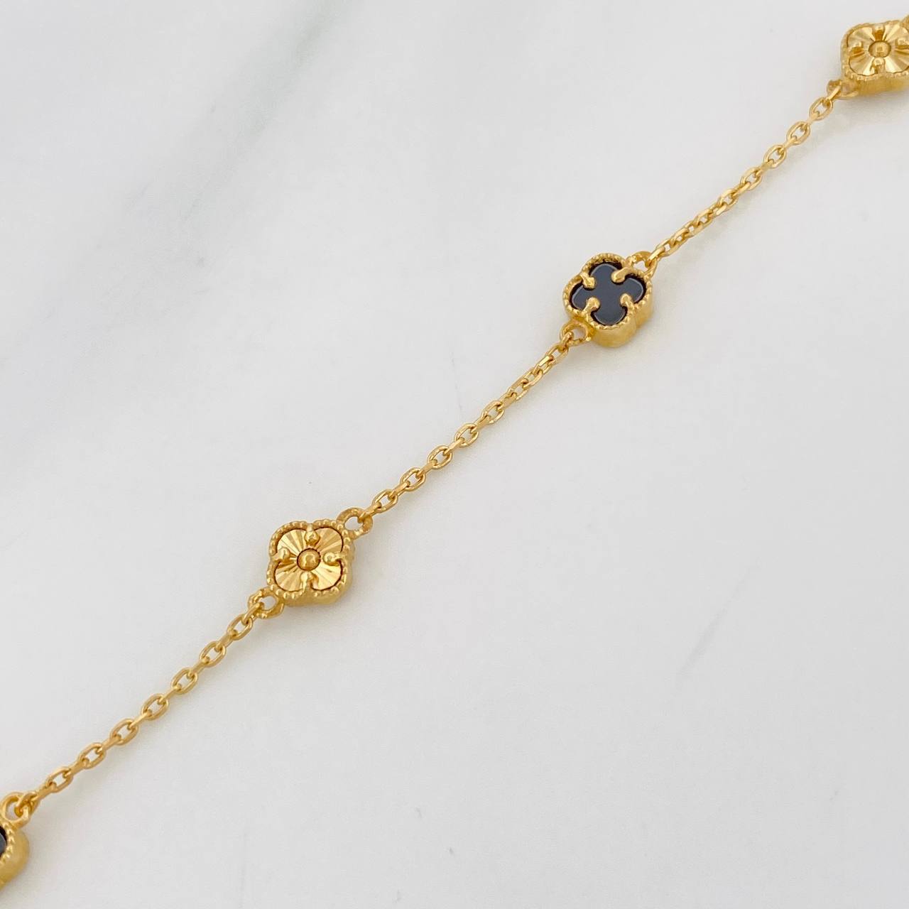 Pulso Aro Seguido Trebol 3.2g / 8 1/2 in / 0.8mm Oro Amarillo 18K