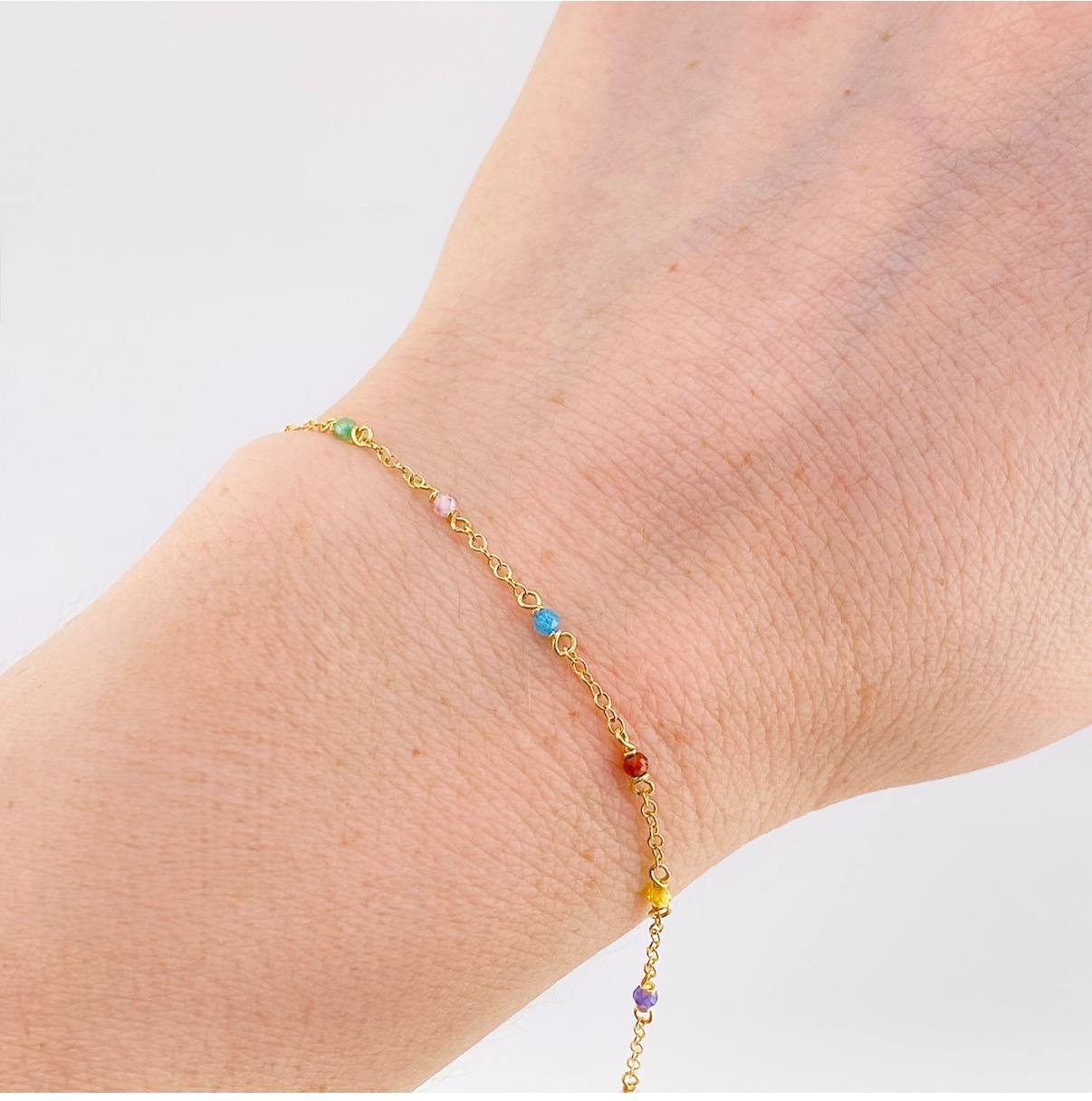 Pulso Modulable Aro Seguido Chispas Arcoiris 1.1g / 6 1/4 in - 5 1/2 in / 1.3mm Oro Amarillo 18K