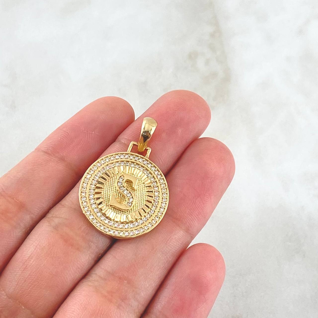 Dije Medalla Letra S 4.5gr / 1 1/4 in / Oro Amarillo 18K