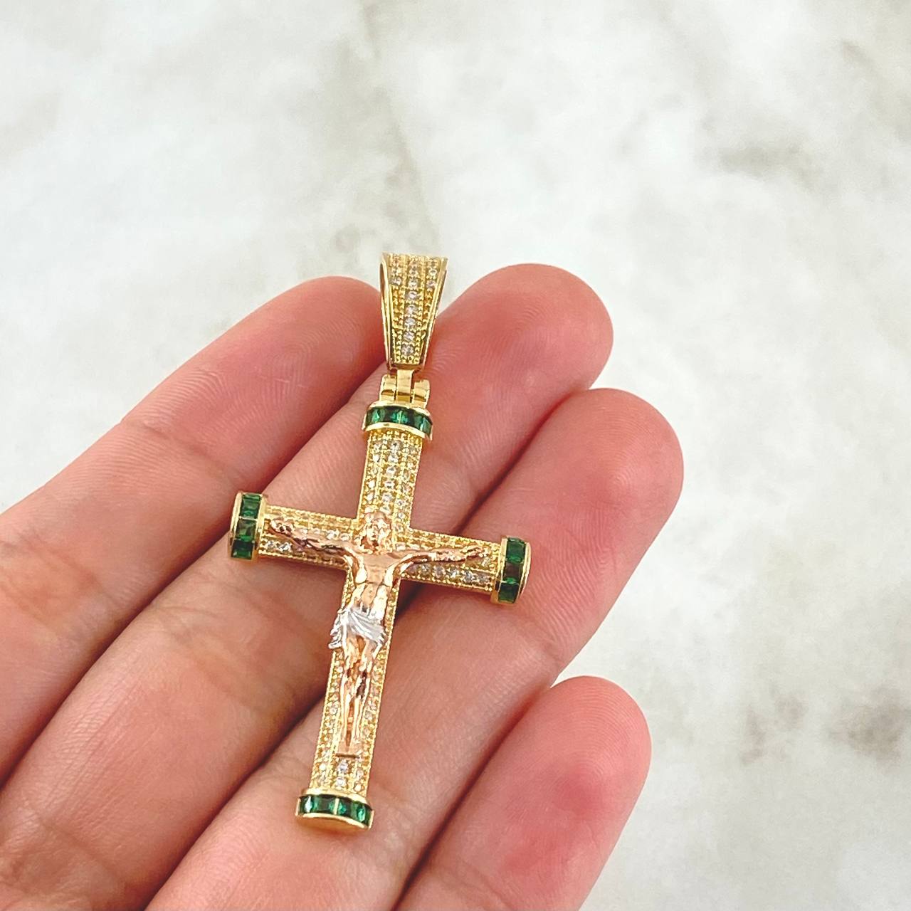 Dije Cristo Latino Abultado 7.8 g / 2 in Tres Oros 18K
