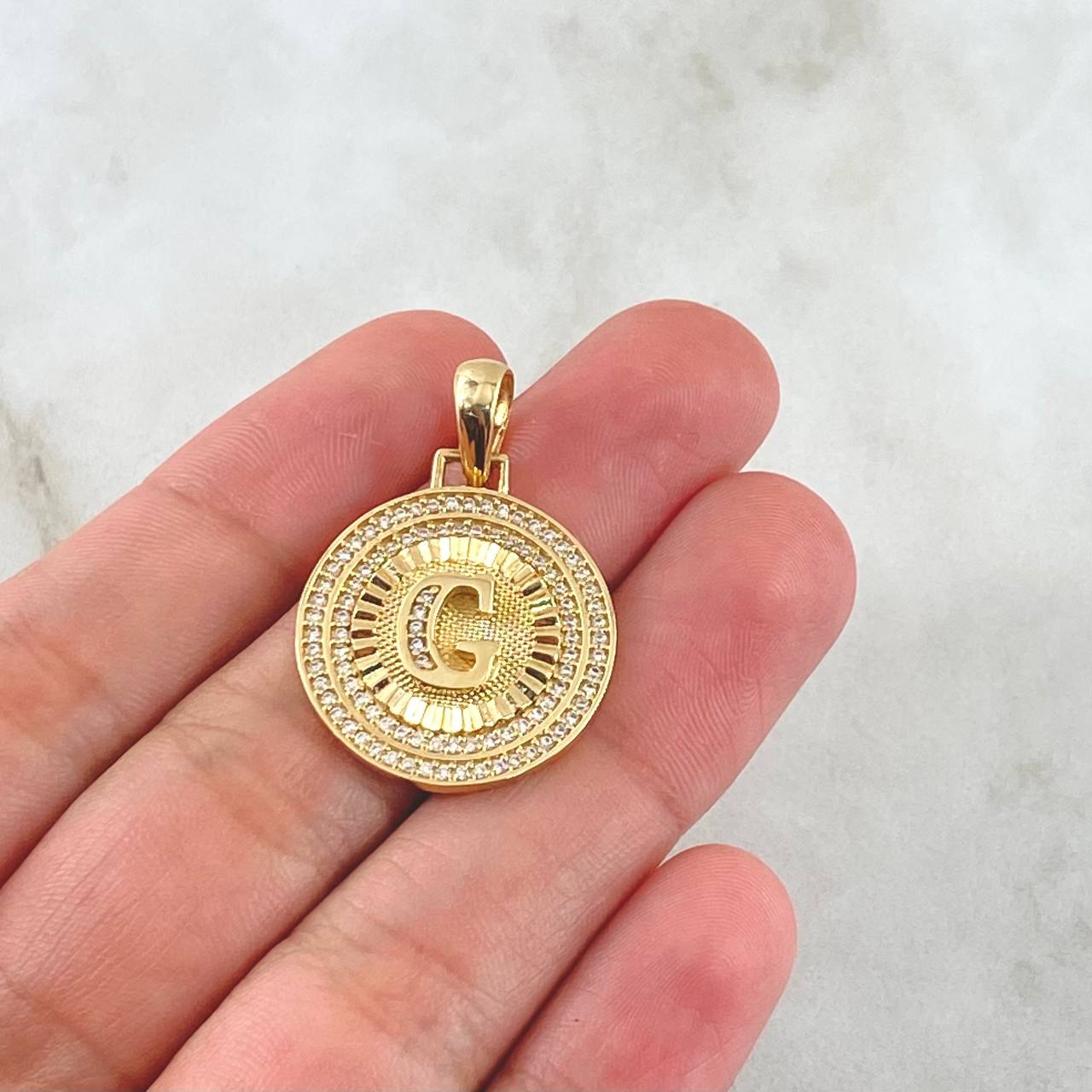 Dije Medalla Letra G 4.4g / 1 1/4 in Oro Amarillo 18K