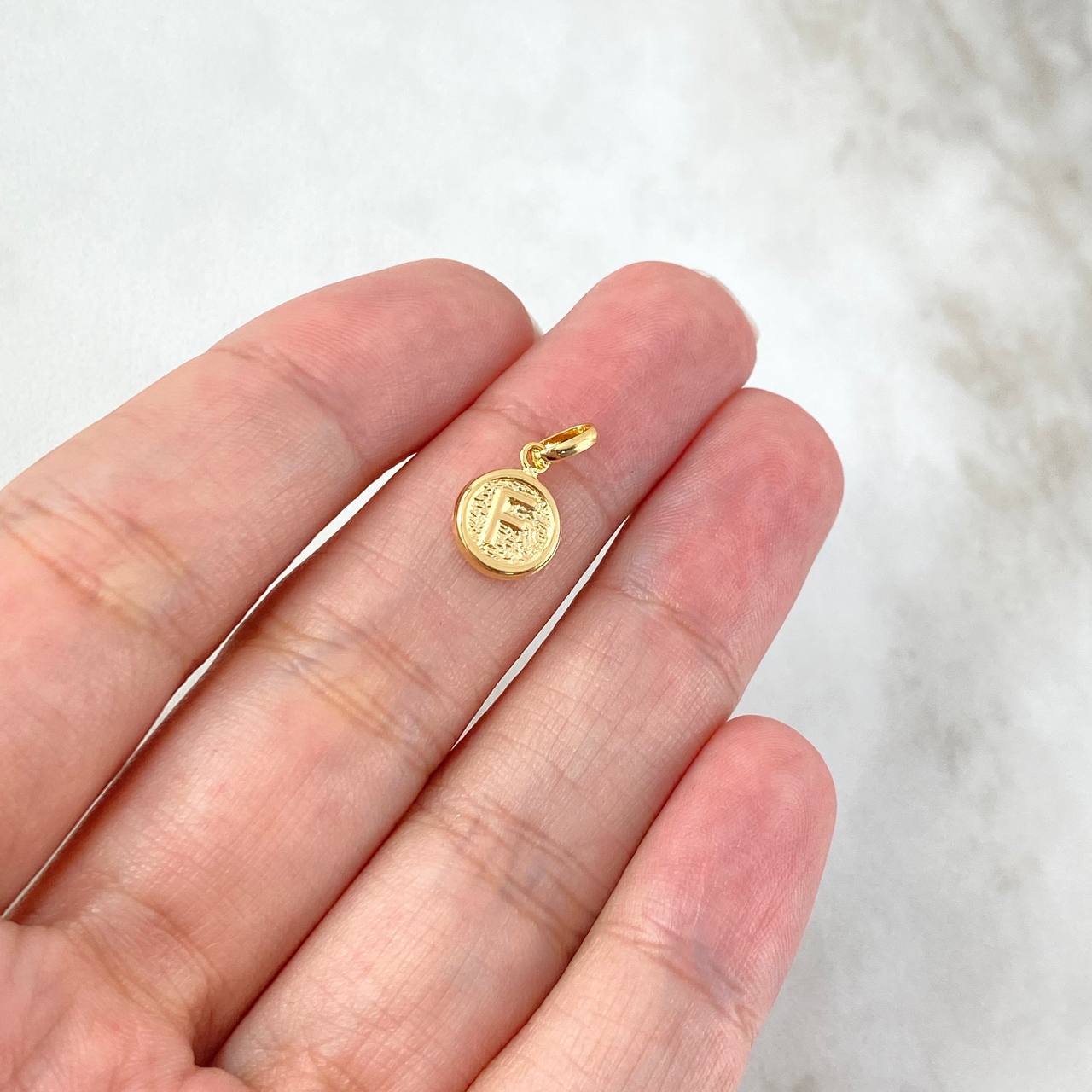 Pendant Letter F 0.35gr / 1.5cm / Textured Circle Yellow Gold