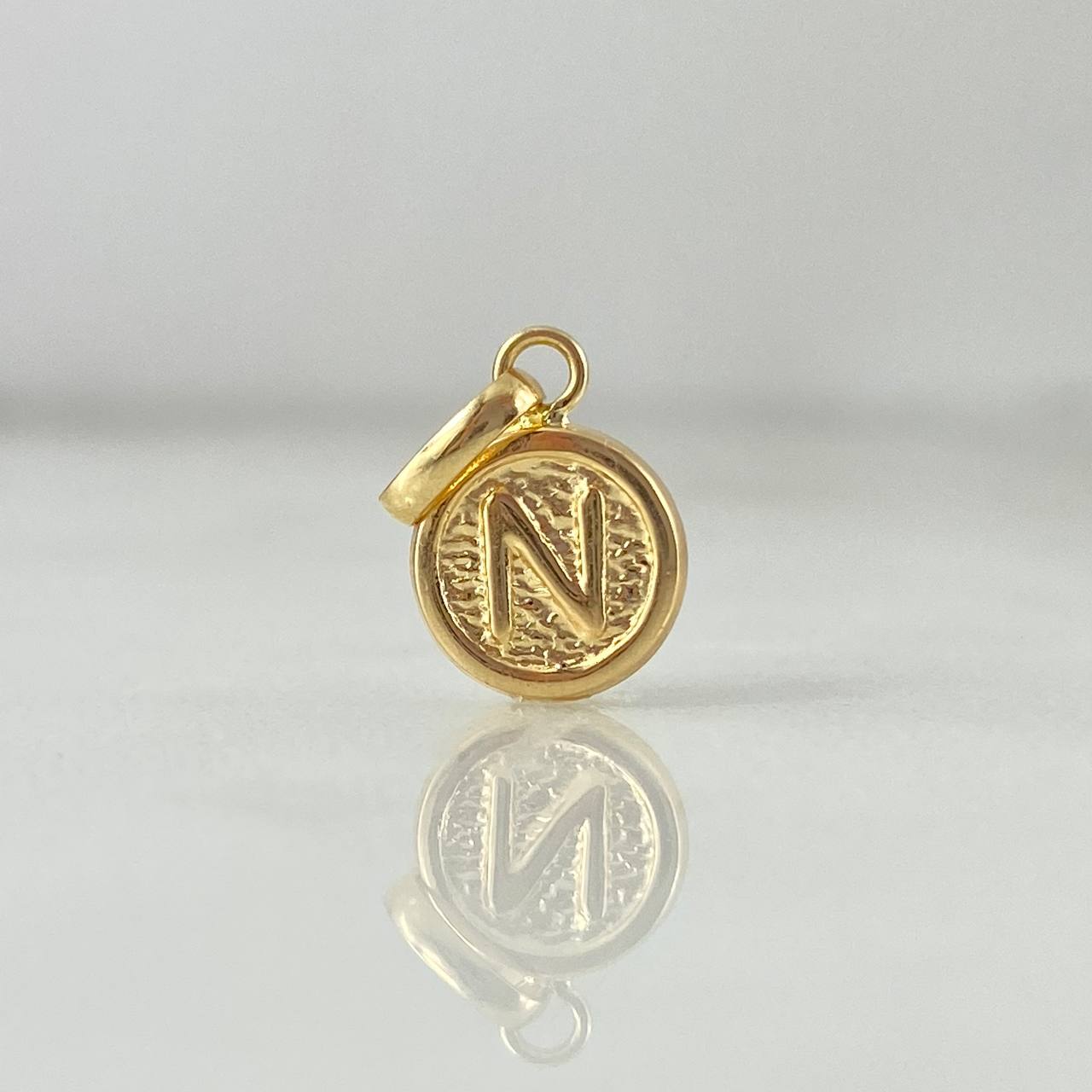 Dije Letra N 0.4gr / 1.5cm / Circular Texturizado Oro Amarillo ©