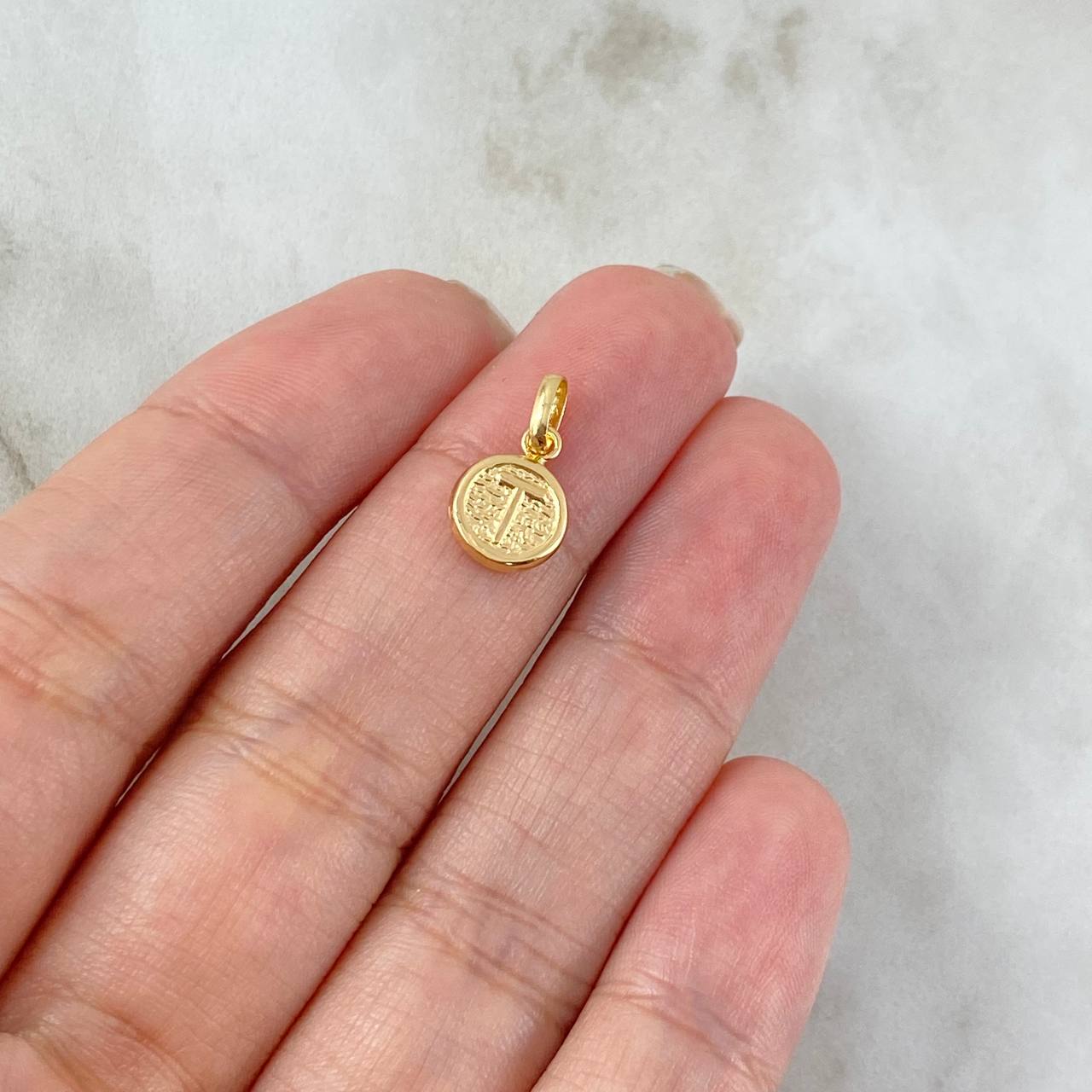 Pendant Letter T 0.4gr / 1.5cm / Textured Circle Yellow Gold