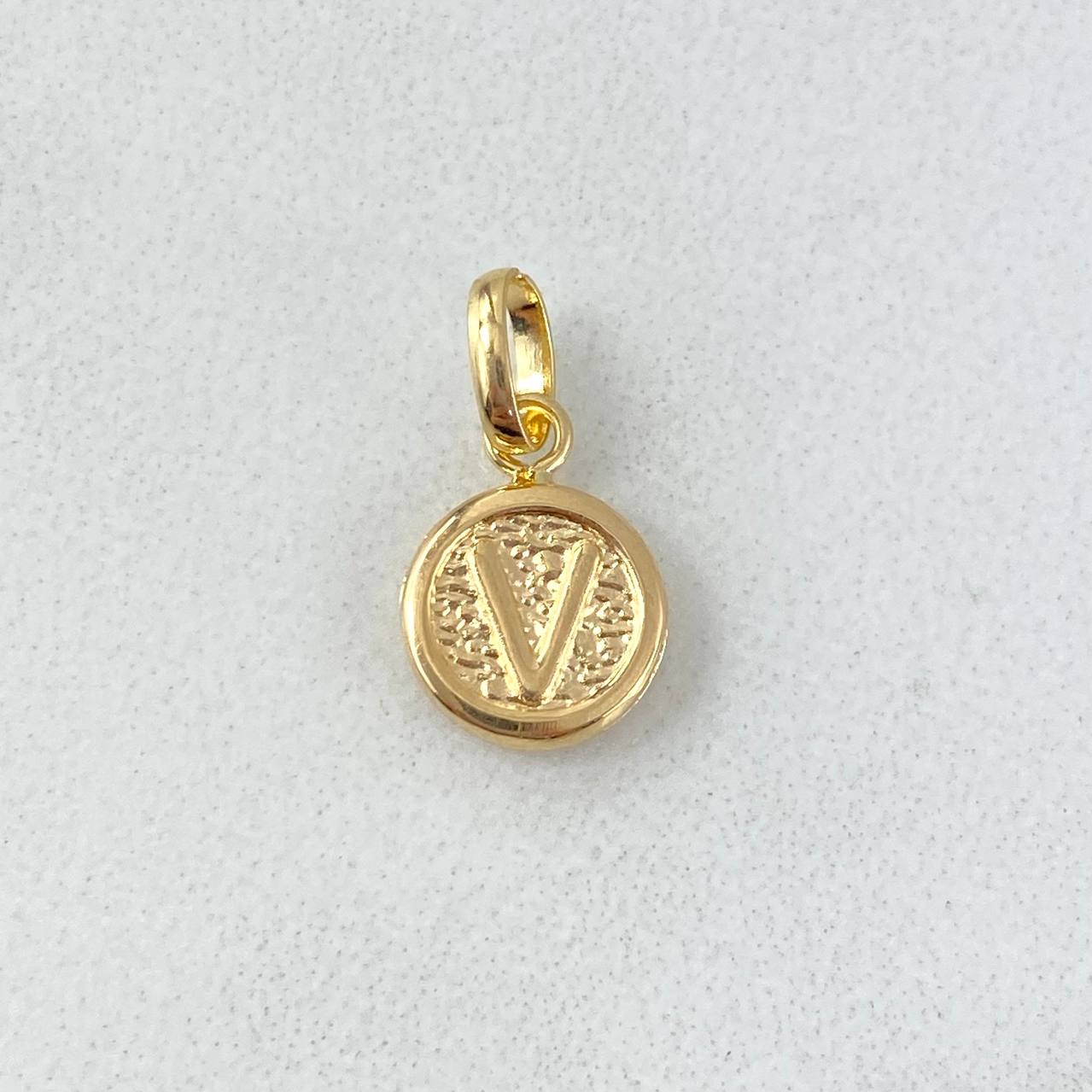 Dije Letra V 0.35gr / 1.5cm / Circulo Texturizado Oro Amarillo