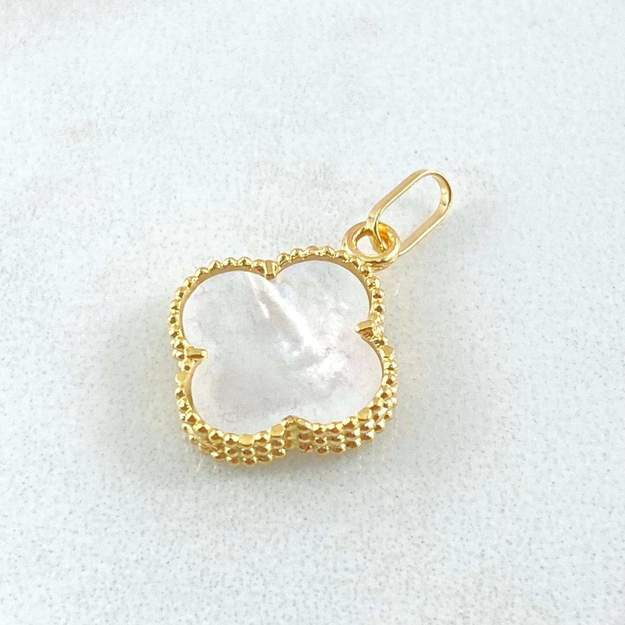 White Clover Pendant 1.6gr / 0.9in / 18K Gold