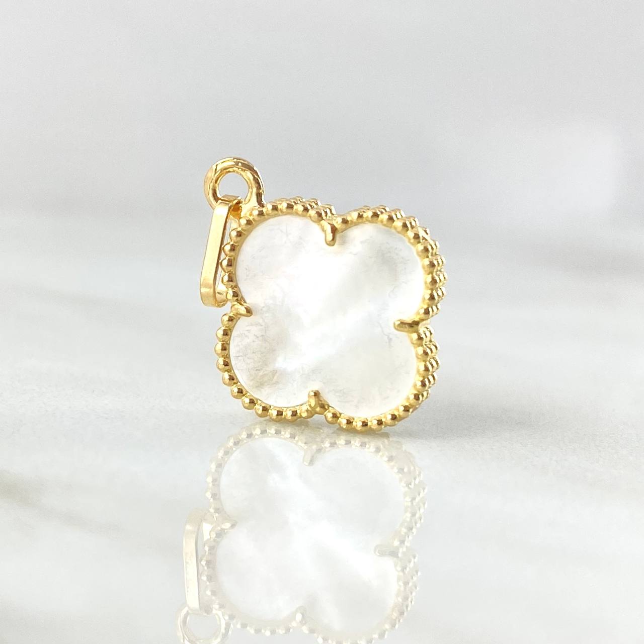 White Clover Pendant 1.6gr / 0.9in / 18K Gold