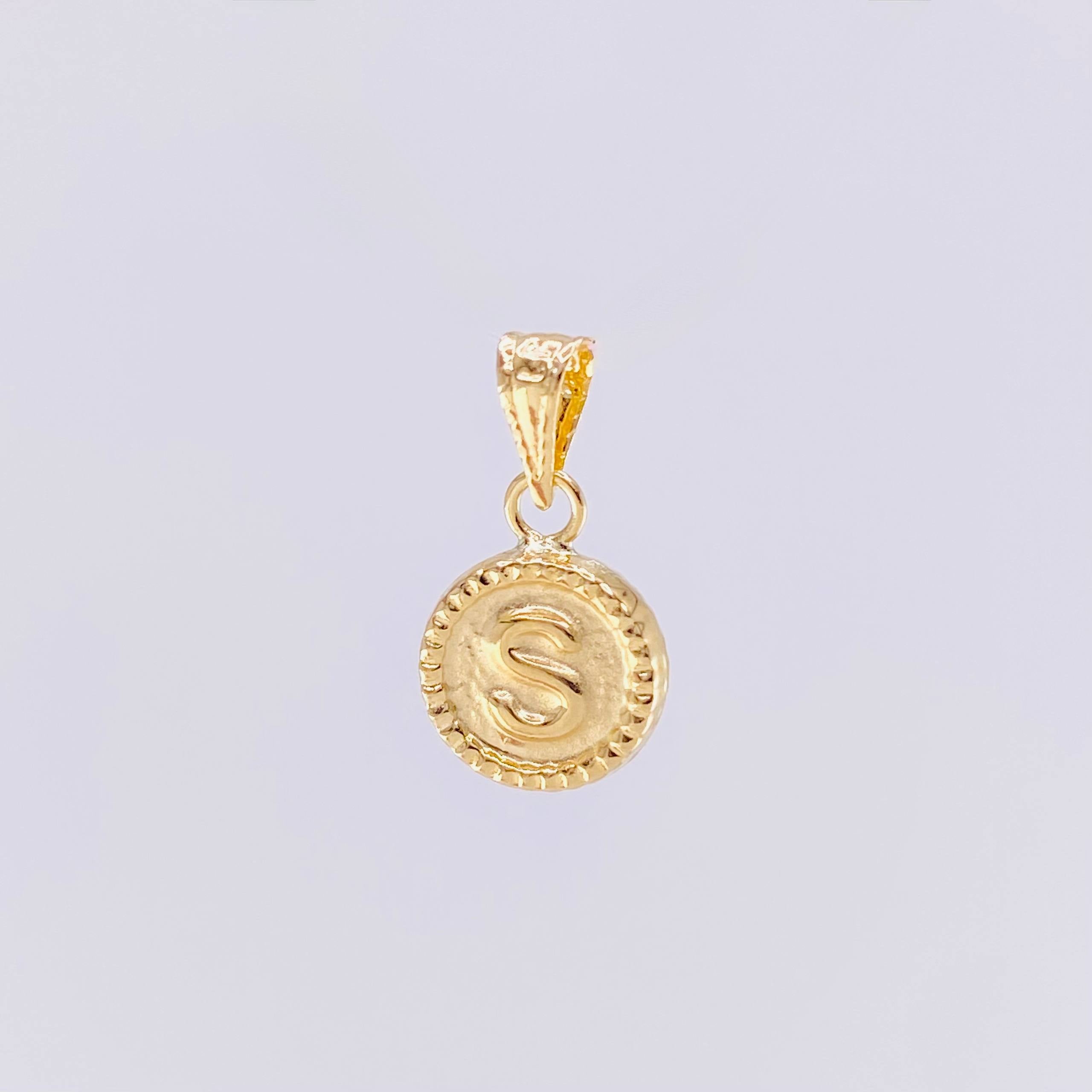 Dije Mate Letra S Bordeado 0.4g / 1/2 in Oro Amarillo 18K