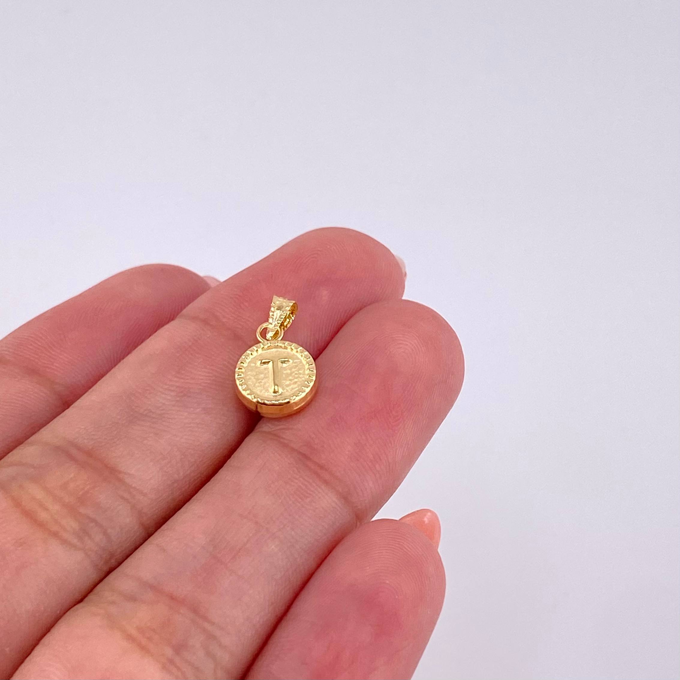 Dije Mate Letra T Bordeado 0.4g / 1/2 in Oro Amarillo 18K