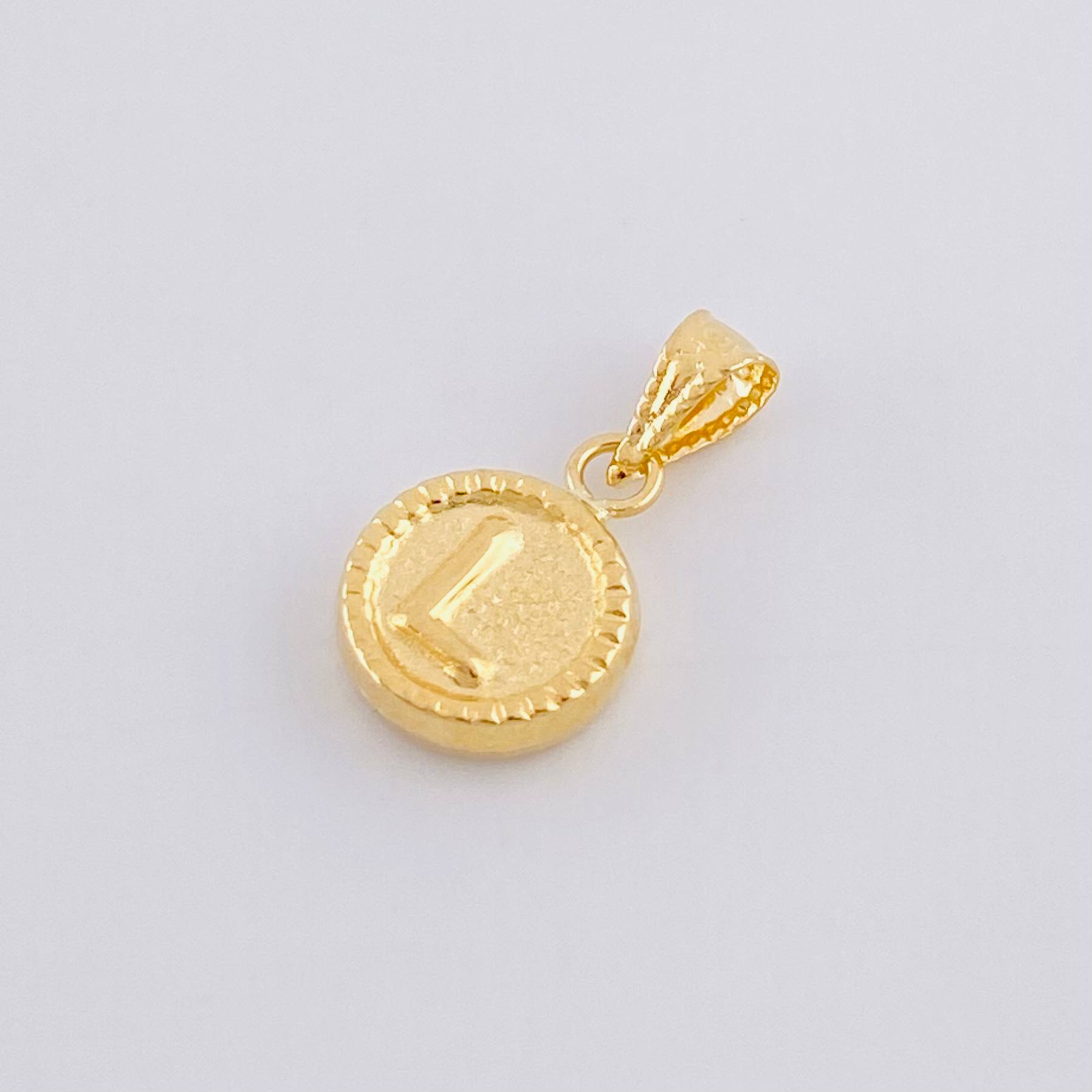 Dije Mate Letra L Bordeado 0.4g / 1/2 in Oro Amarillo 18K