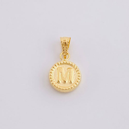 Dije Mate Letra M Bordeado 0.4g / 1/2 in Oro Amarillo 18K