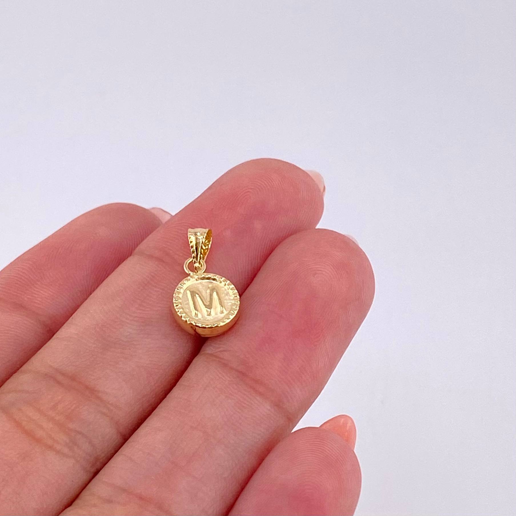 Dije Mate Letra M Bordeado 0.4g / 1/2 in Oro Amarillo 18K