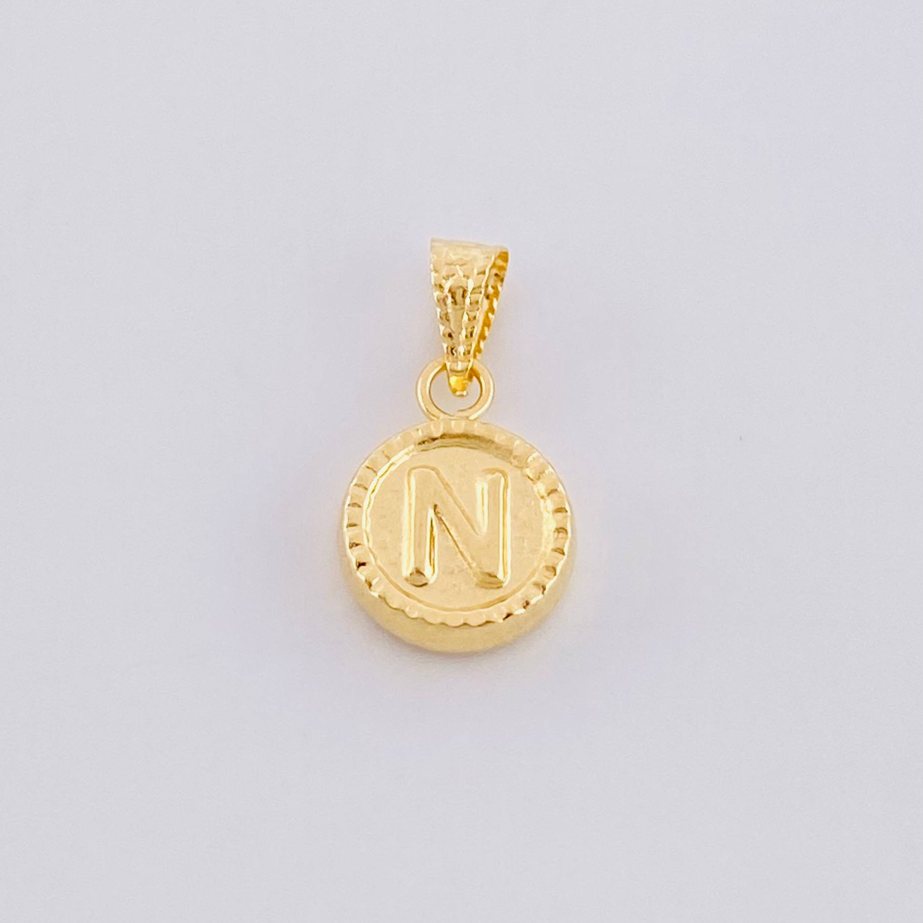 Dije Mate Letra N Bordeado 0.45g / 1/2 in Oro Amarillo 18K