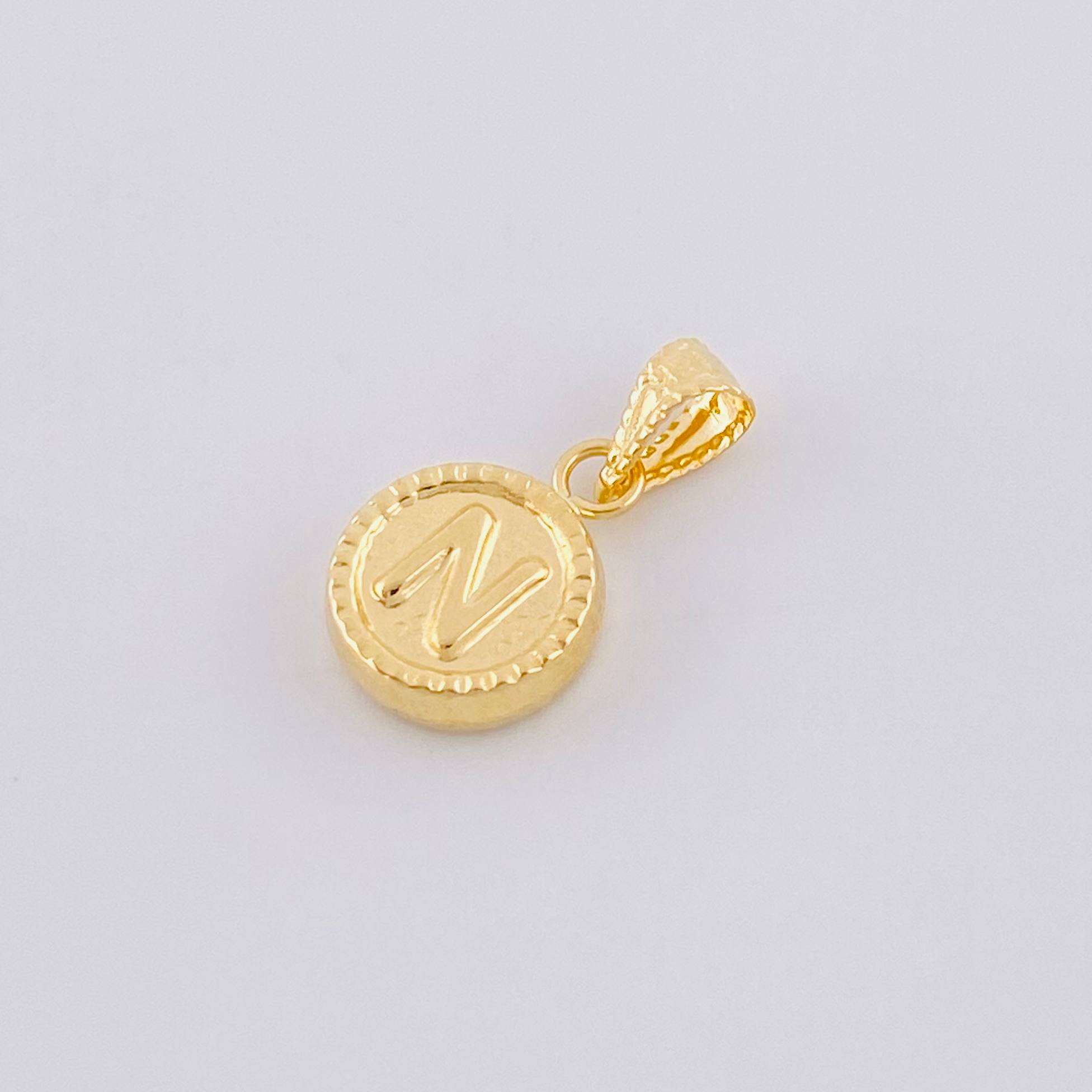 Dije Mate Letra N Bordeado 0.45g / 1/2 in Oro Amarillo 18K
