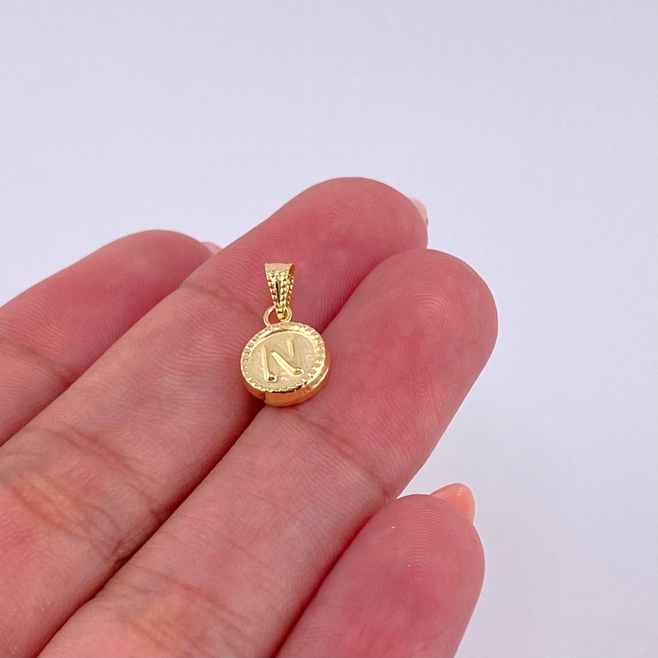 Dije Mate Letra N Bordeado 0.45g / 1/2 in Oro Amarillo 18K