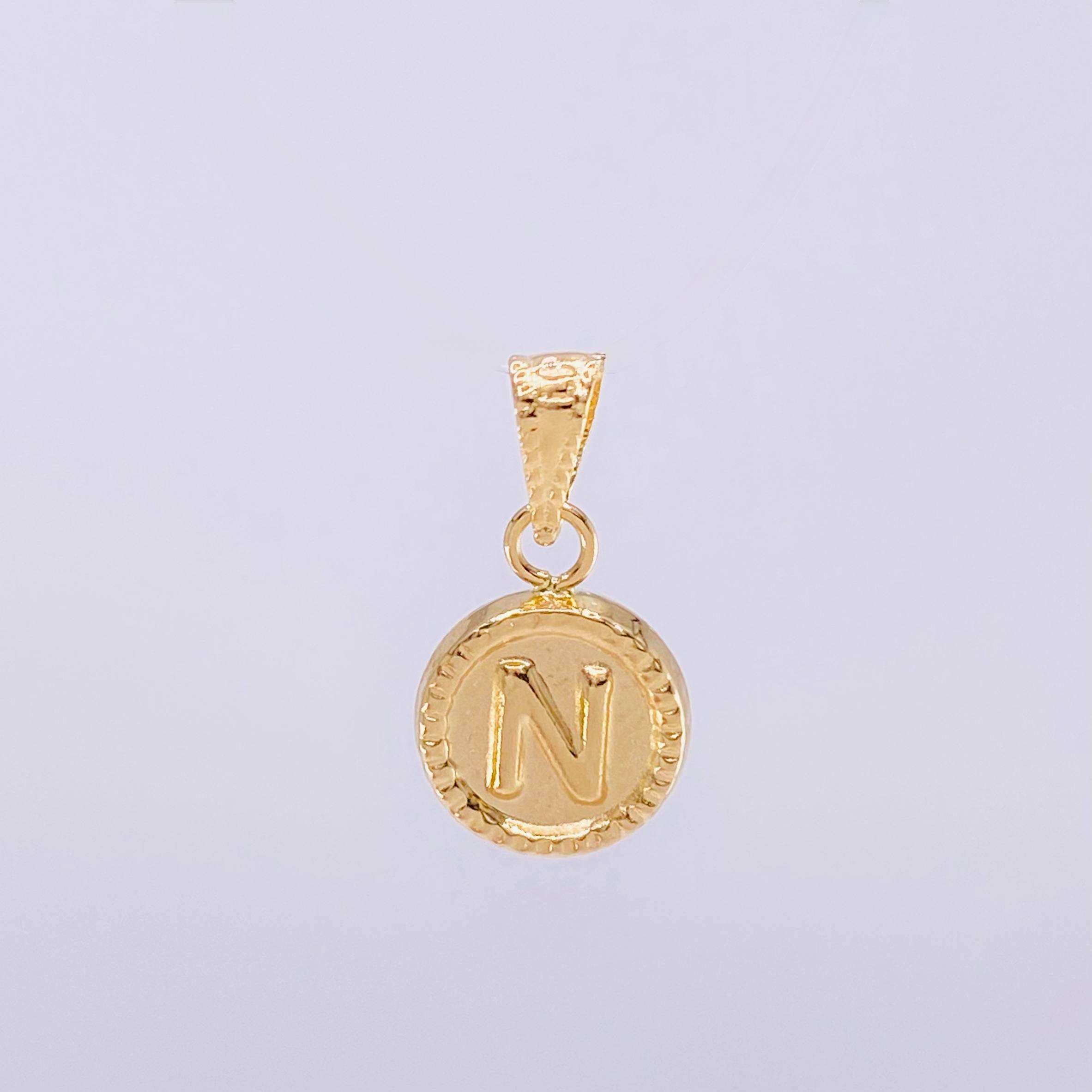 Dije Mate Letra N Bordeado 0.45g / 1/2 in Oro Amarillo 18K
