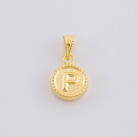 Dije Mate Letra P Bordeado 0.4g / 1/2 in Oro Amarillo 18K