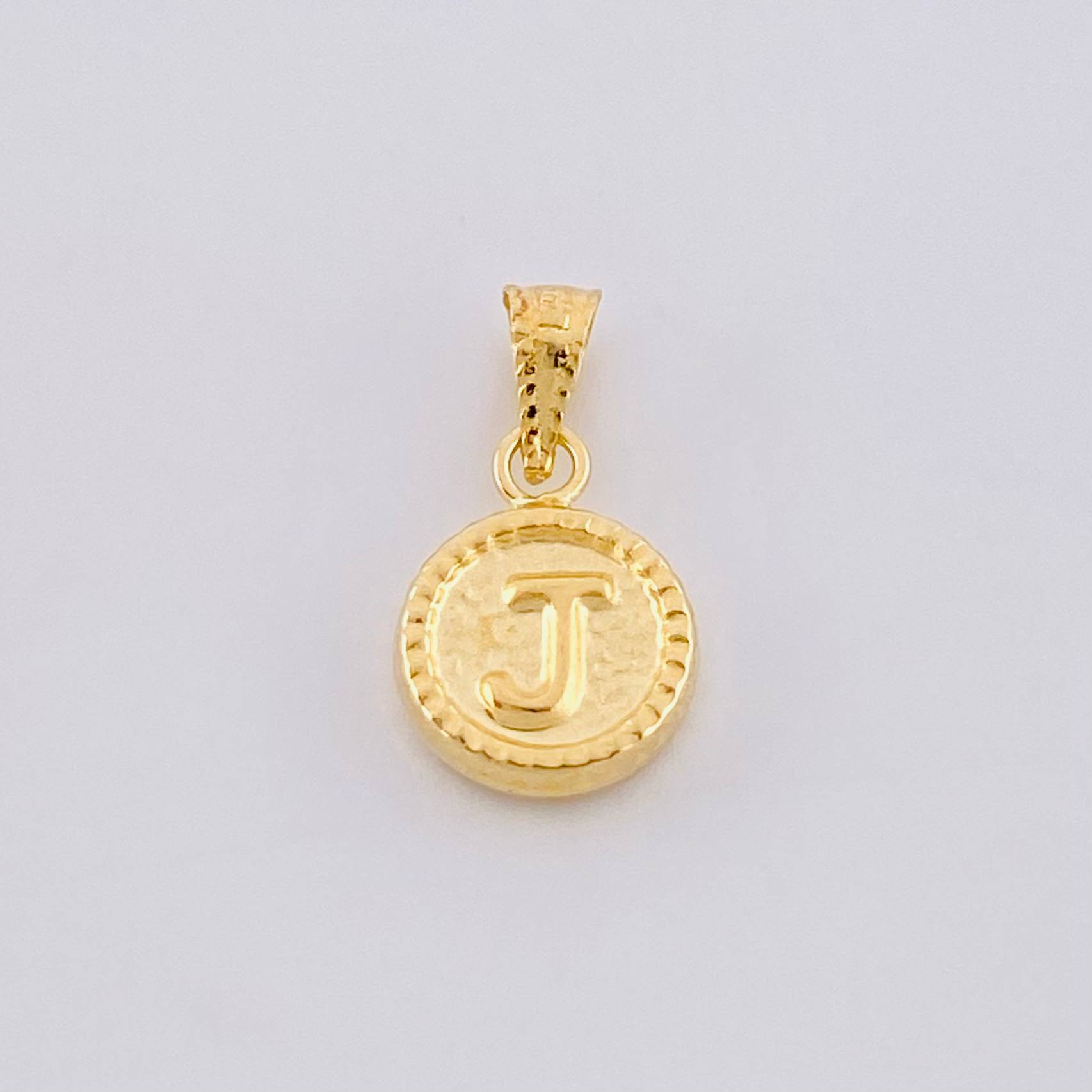 Dije Mate Letra J Bordeado 0.4g / 1/2 in Oro Amarillo 18K