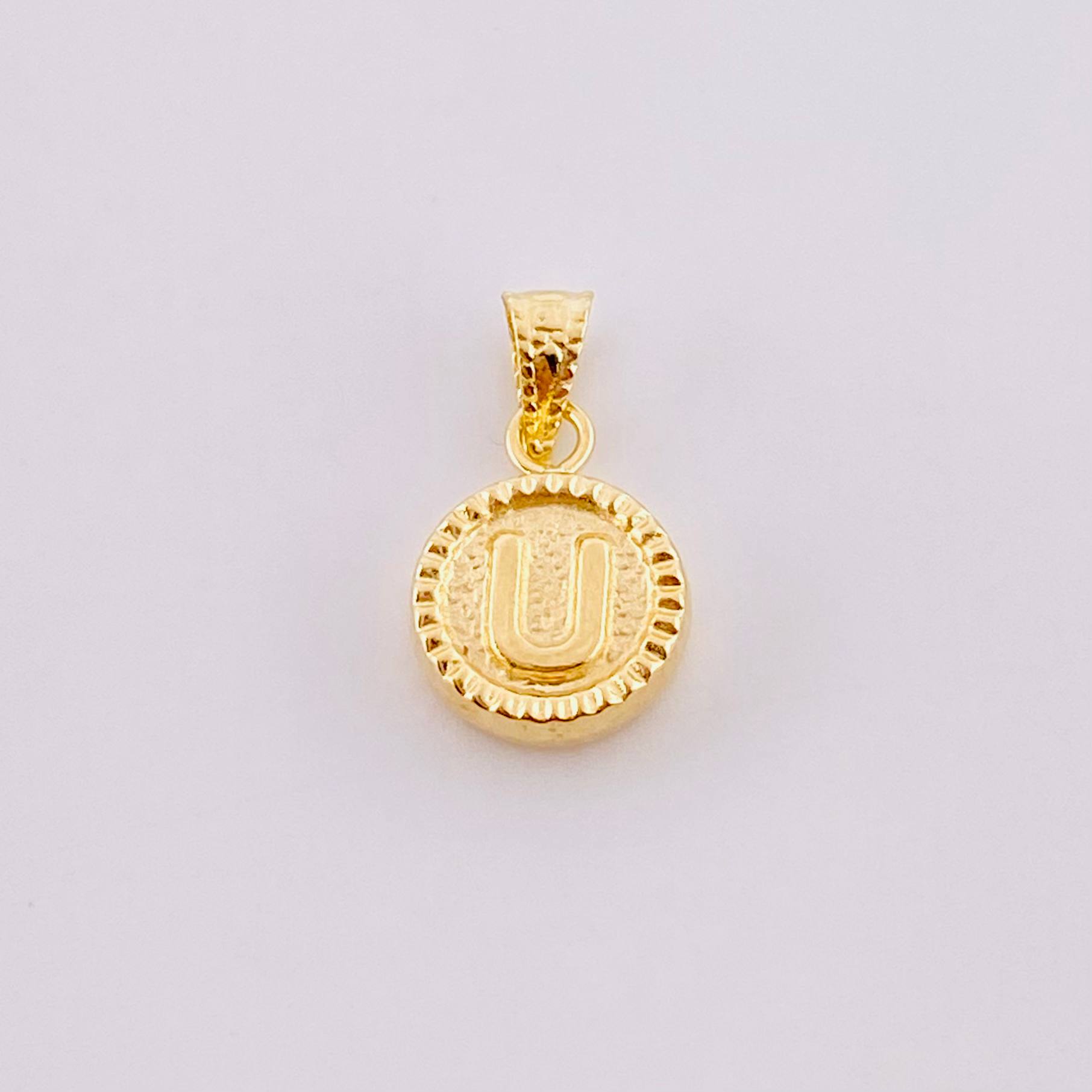 Dije Mate Letra u Bordeado 0.45g / 1/2 in Oro Amarillo 18K