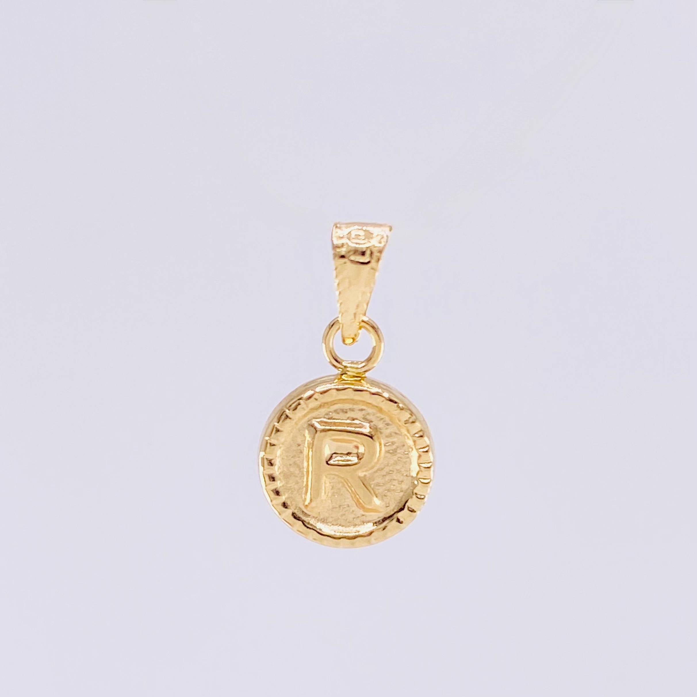 Dije Mate Letra R Bordeado 0.4g / 1/2 in Oro Amarillo 18K