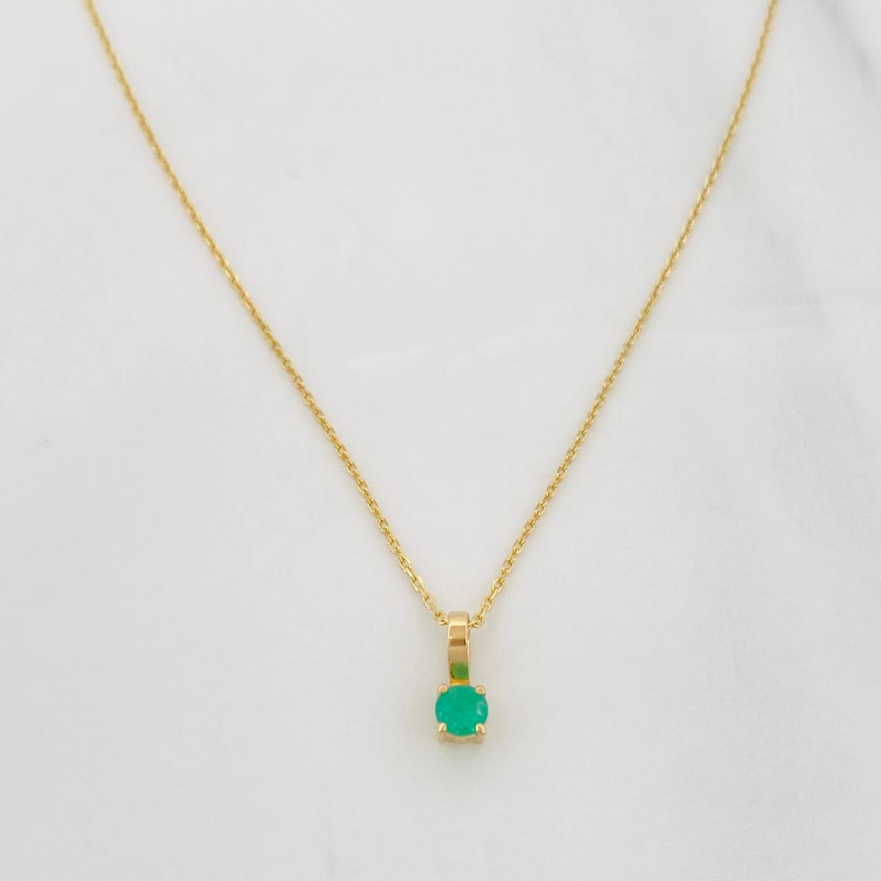 Set Cadena Aro Seguido + Dije Circulo Esmeralda 0.8pts / 1.1g / 20 in Oro Amarillo 18K