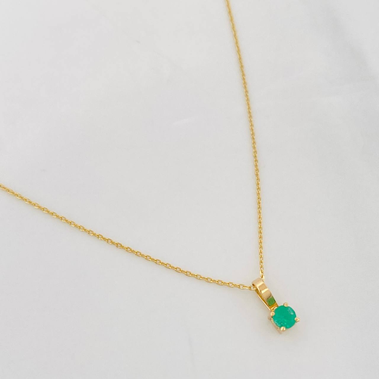 Set Cadena Aro Seguido + Dije Circulo Esmeralda 0.8pts / 1.1g / 20 in Oro Amarillo 18K